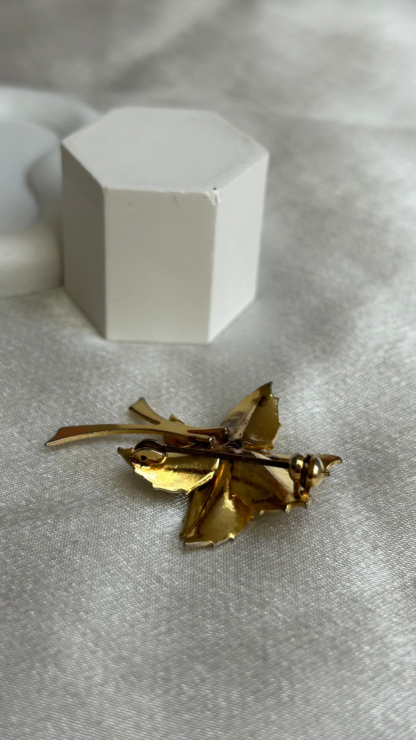 Broche vintage or de Tolède et perle