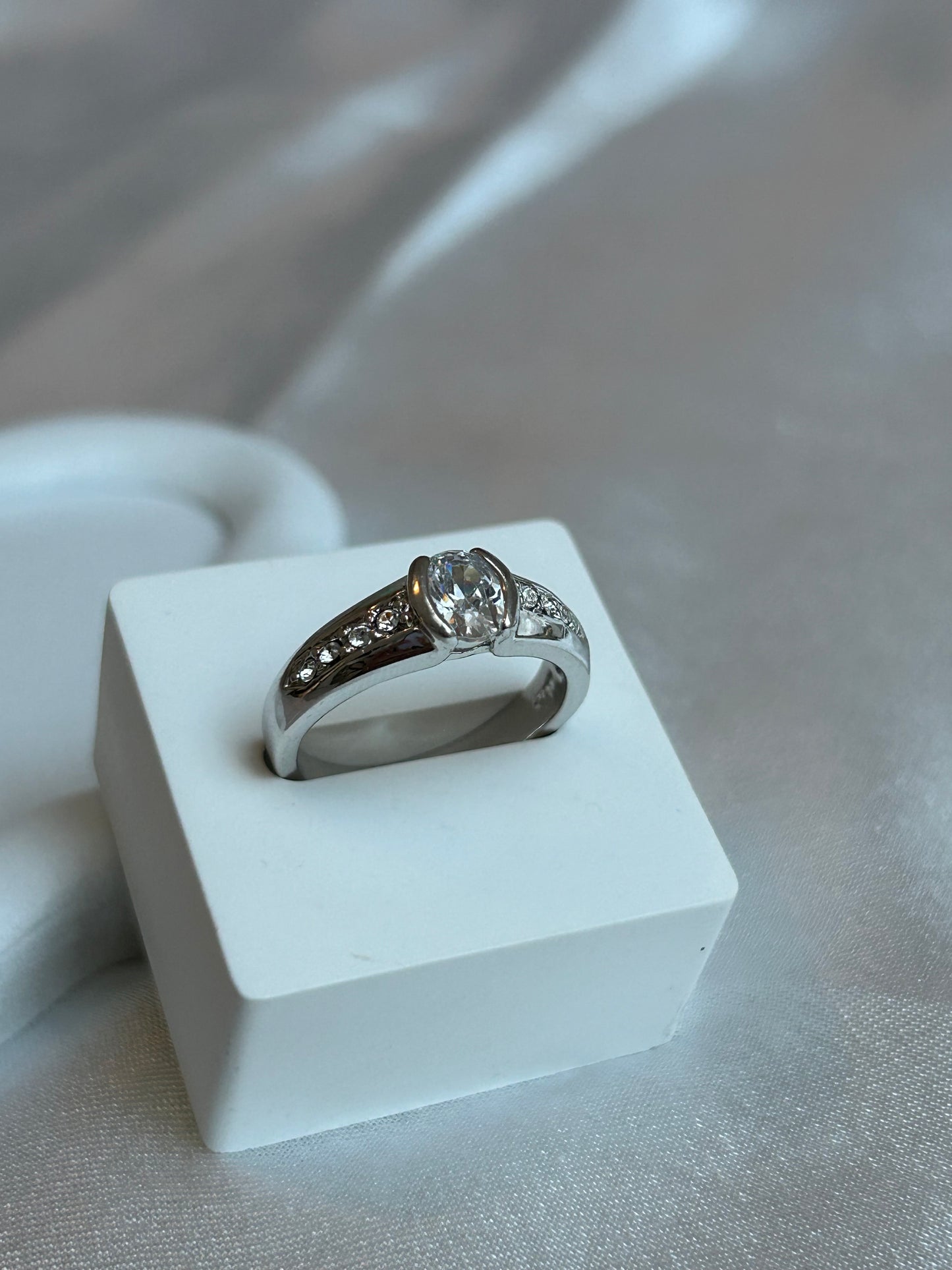 Bague argenté vintage à strass taille 58 poinçon triangle