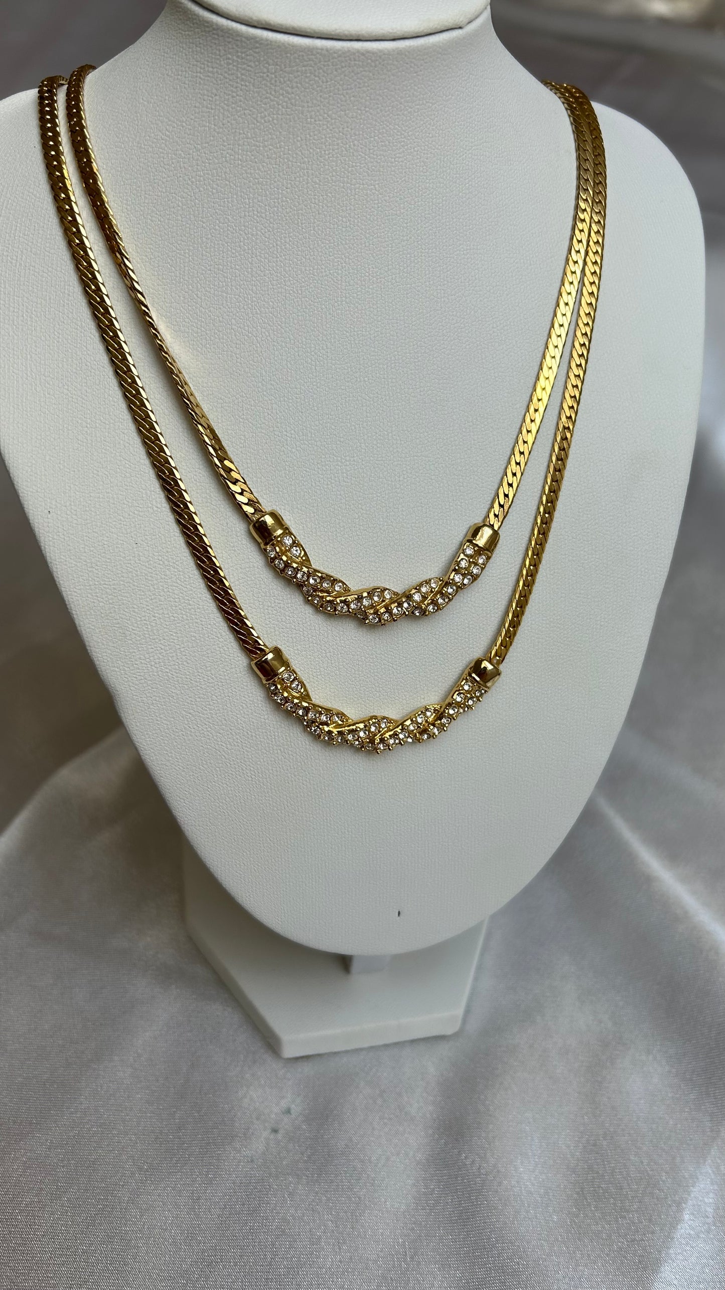 Collier doré et strass vintage signé D