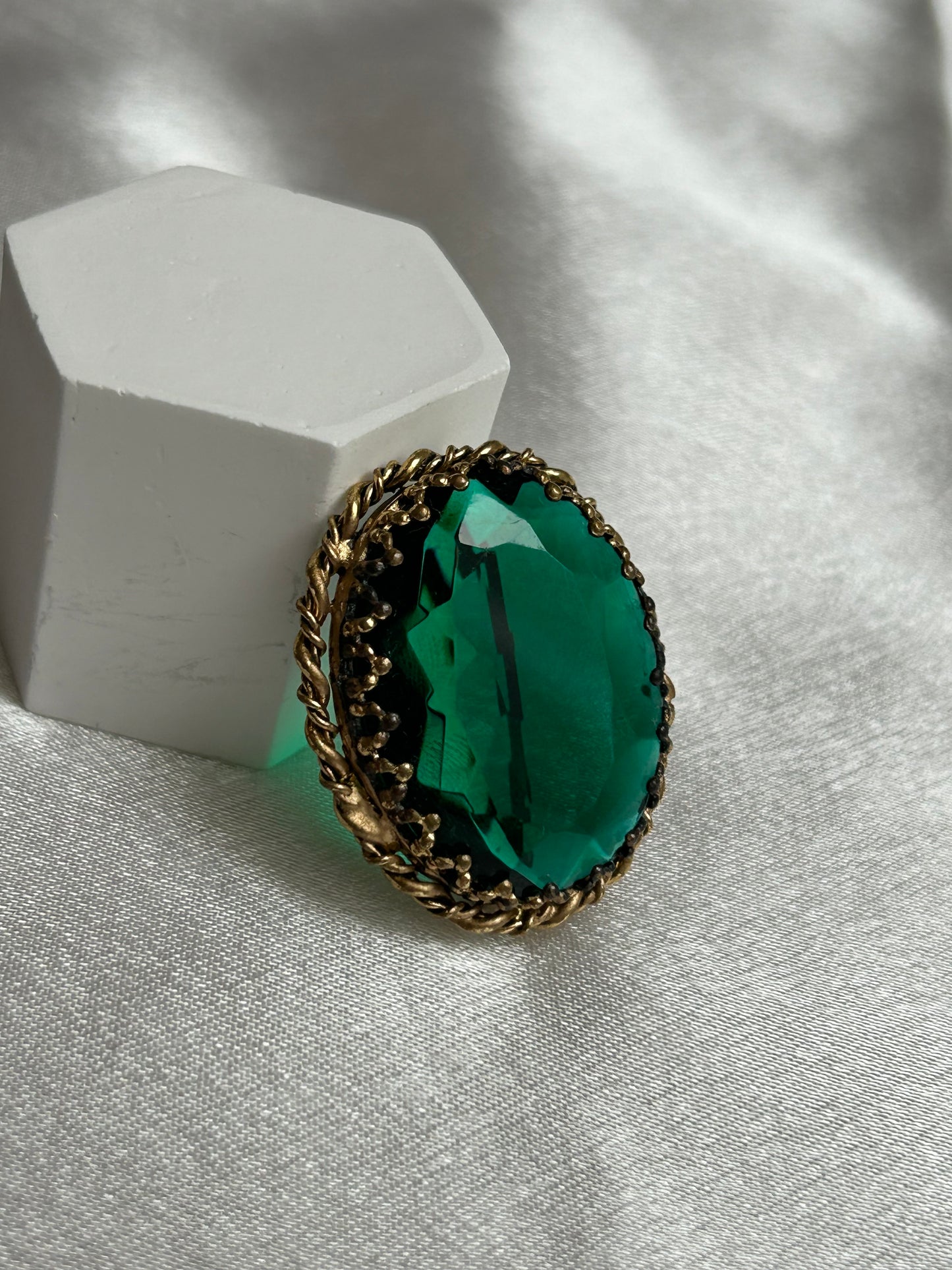 Broche vintage doré bronze et pierre verte