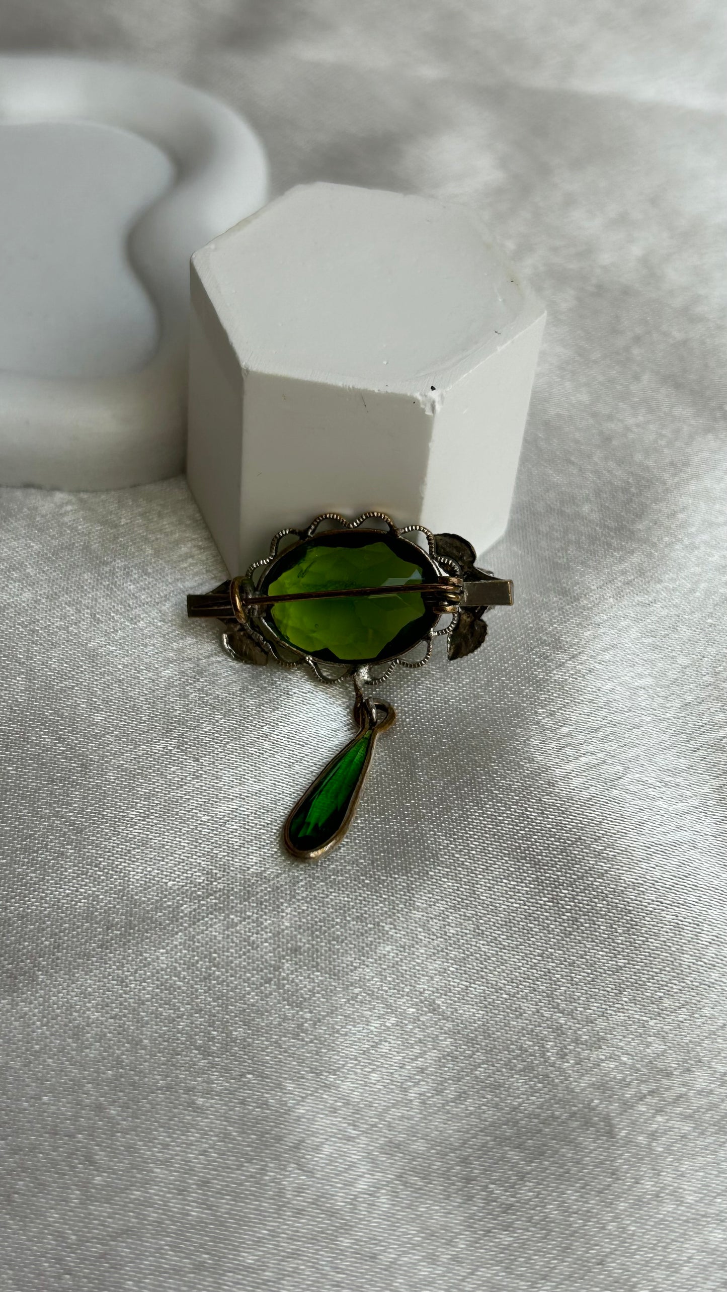 Broche pendante argenté et pierre verte