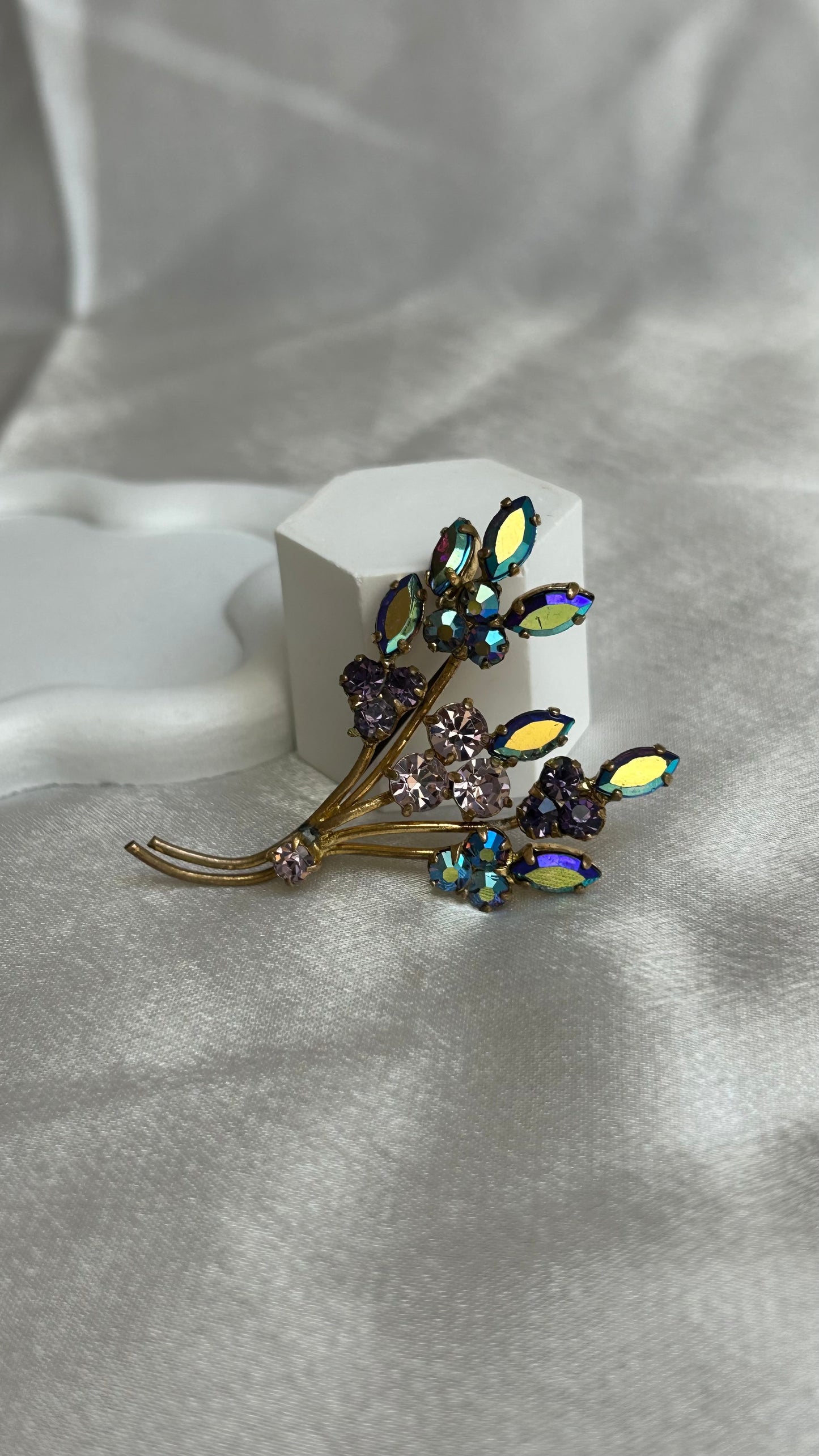 Broche vintage brillante feuille et strass violines