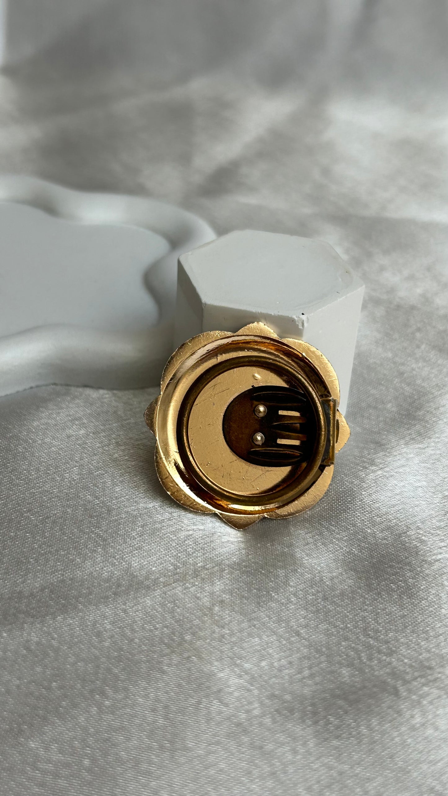 Broche dorée à fleurs style bronze