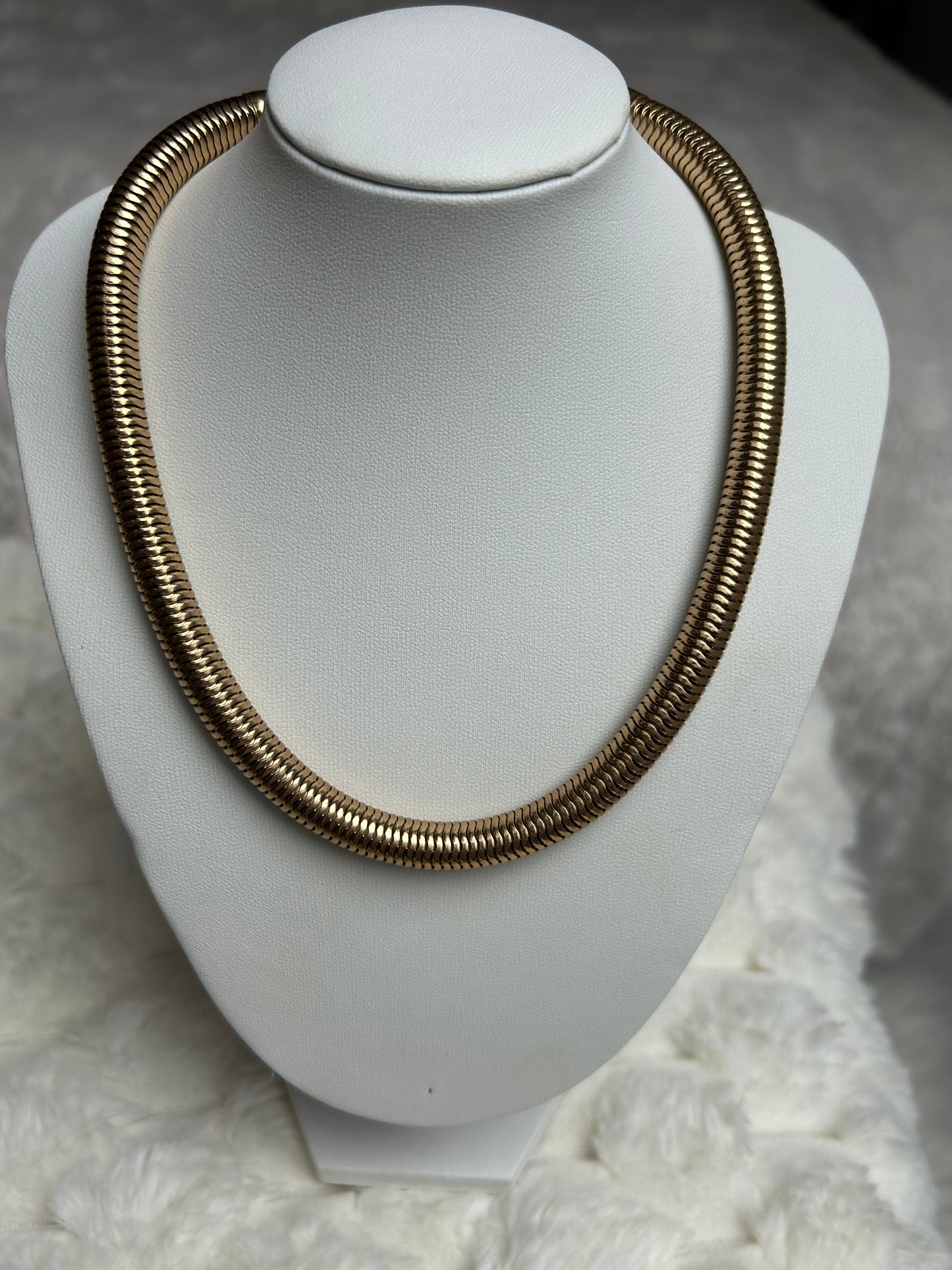 Jolie collier vintage doré ras de coup