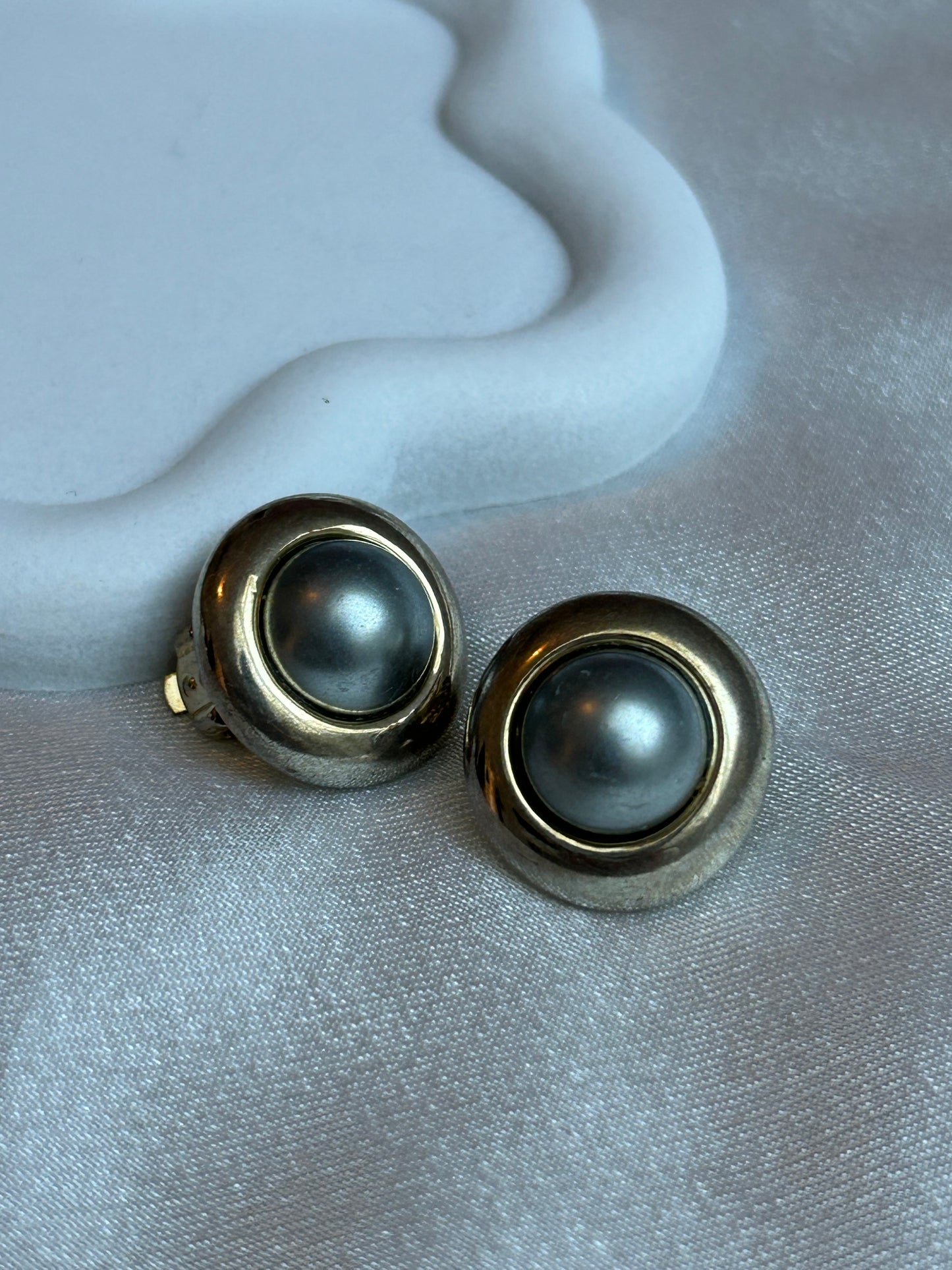 Boucles d’oreille à pins vintage doré et perle grise