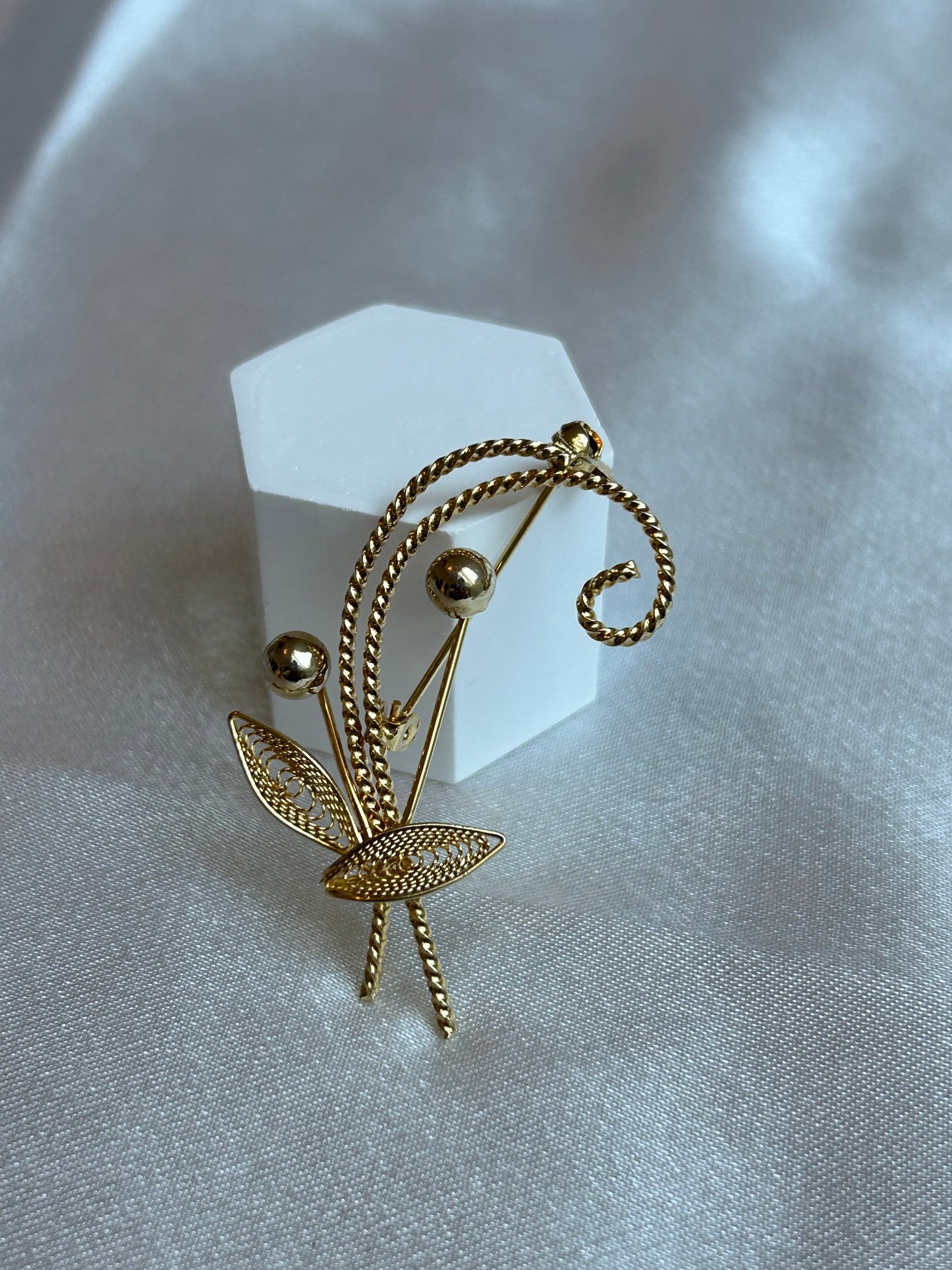 Broche vintage doré femme feuille et boules d’or