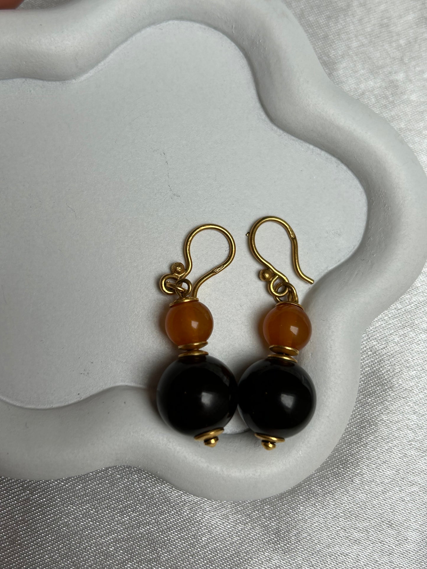 Boucles d’oreilles plaqué or style dormeuse et perles brunes