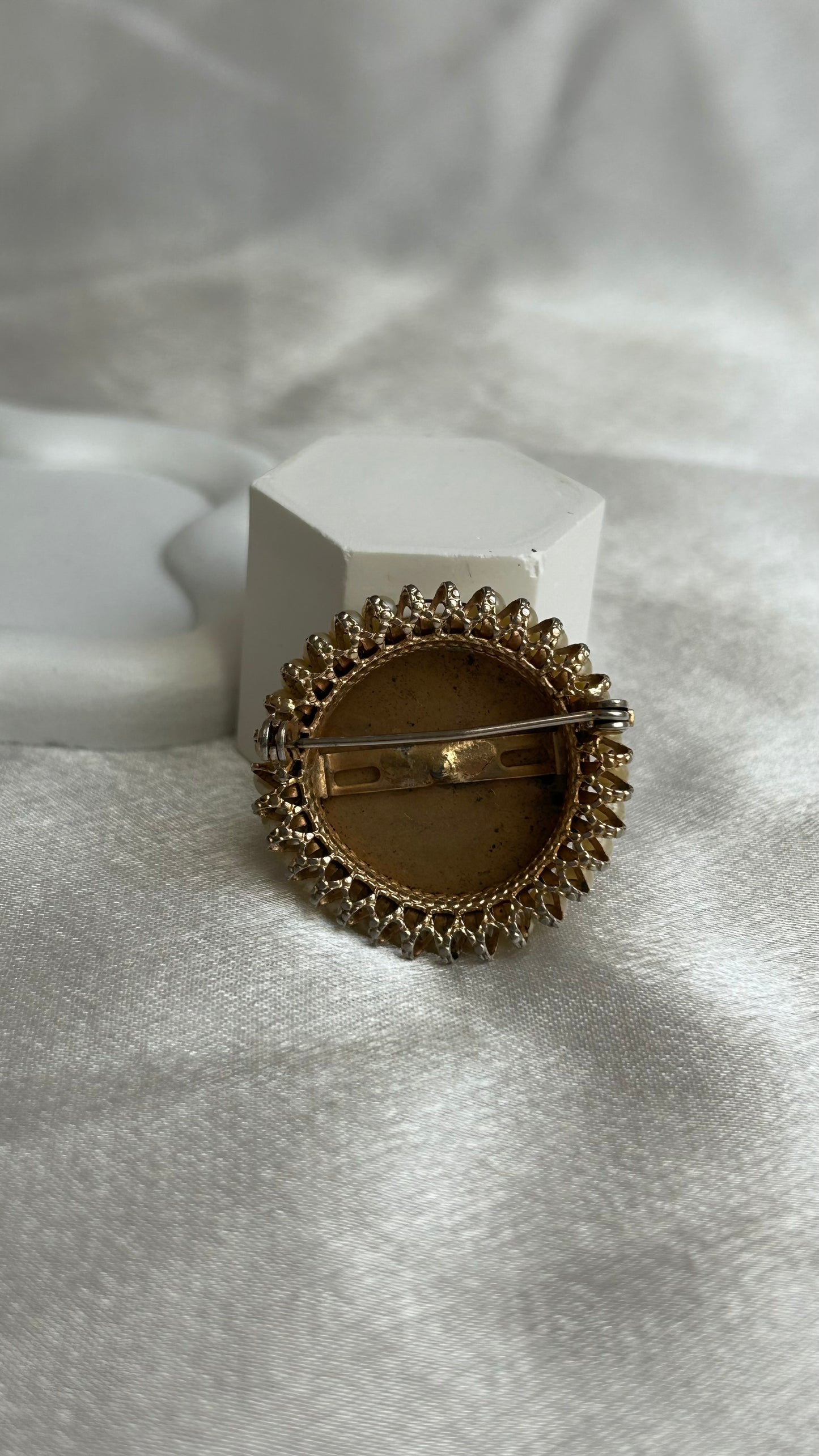 Broche atypique fleur arbre peinte et perle