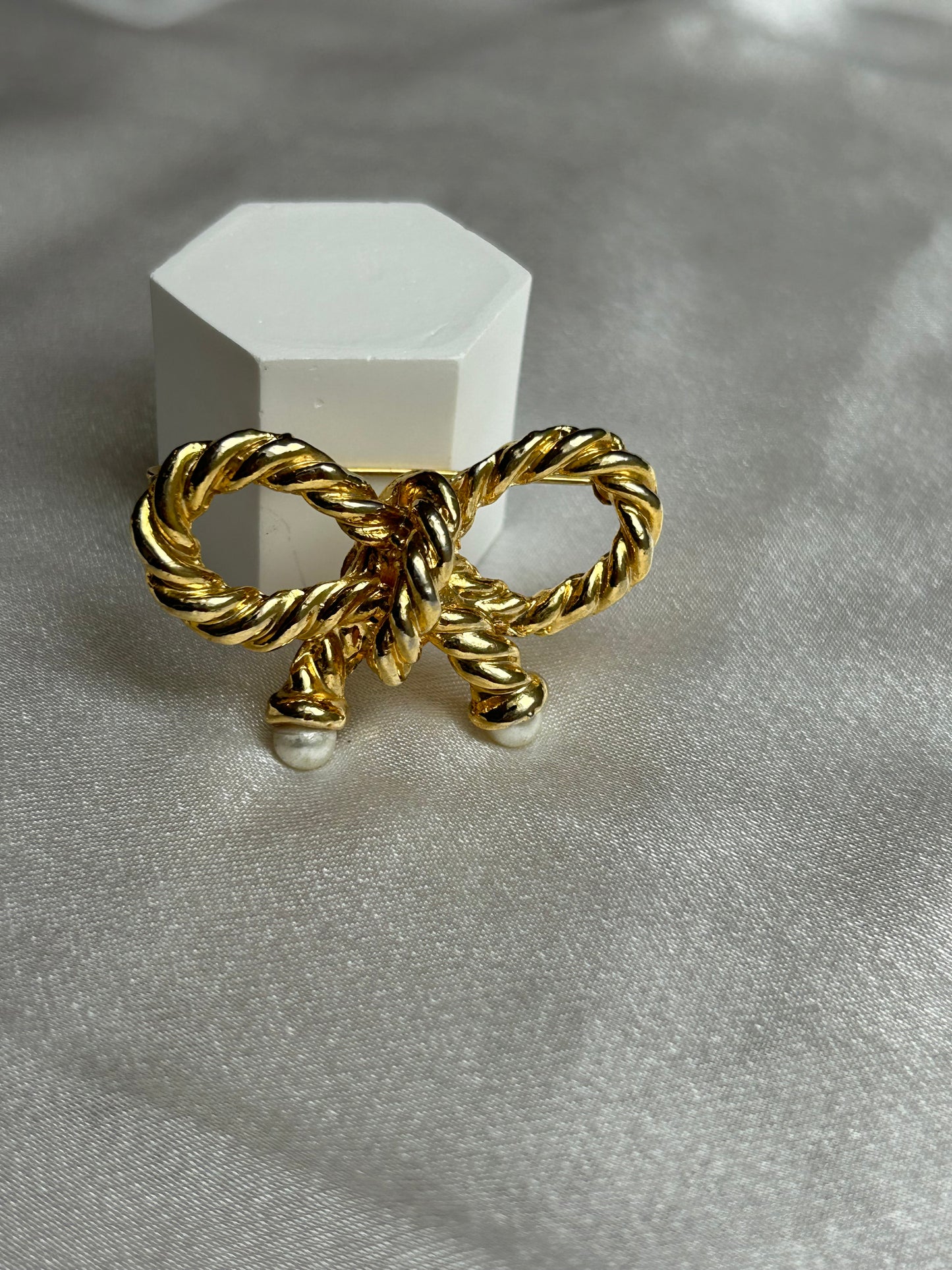 Broche vintage doré modèle noeud et perles