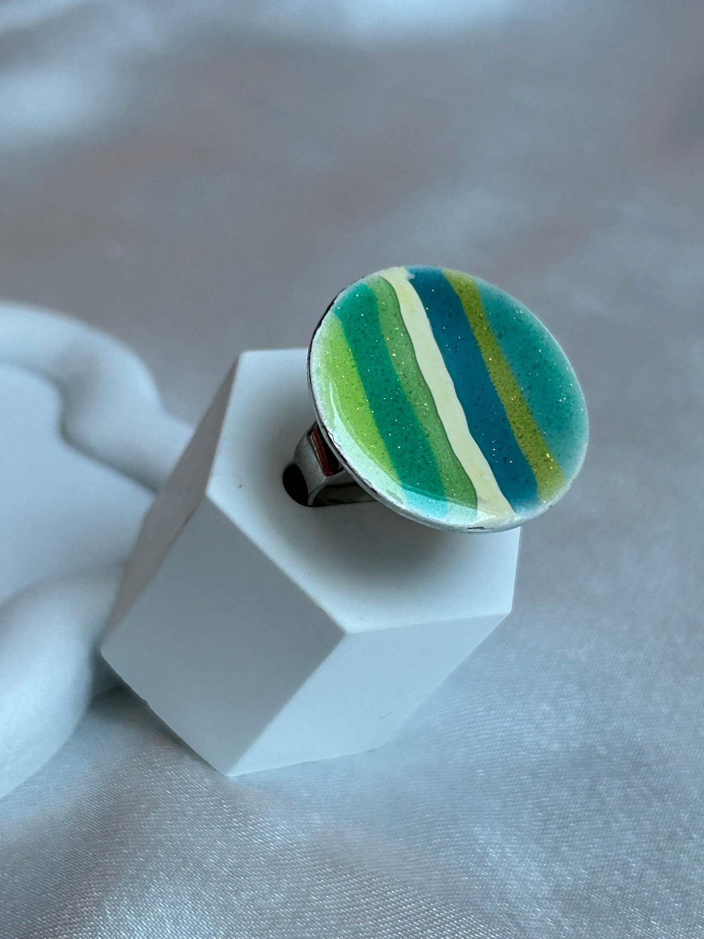 Bague vintage taille ajustable argenté et nuances de verts