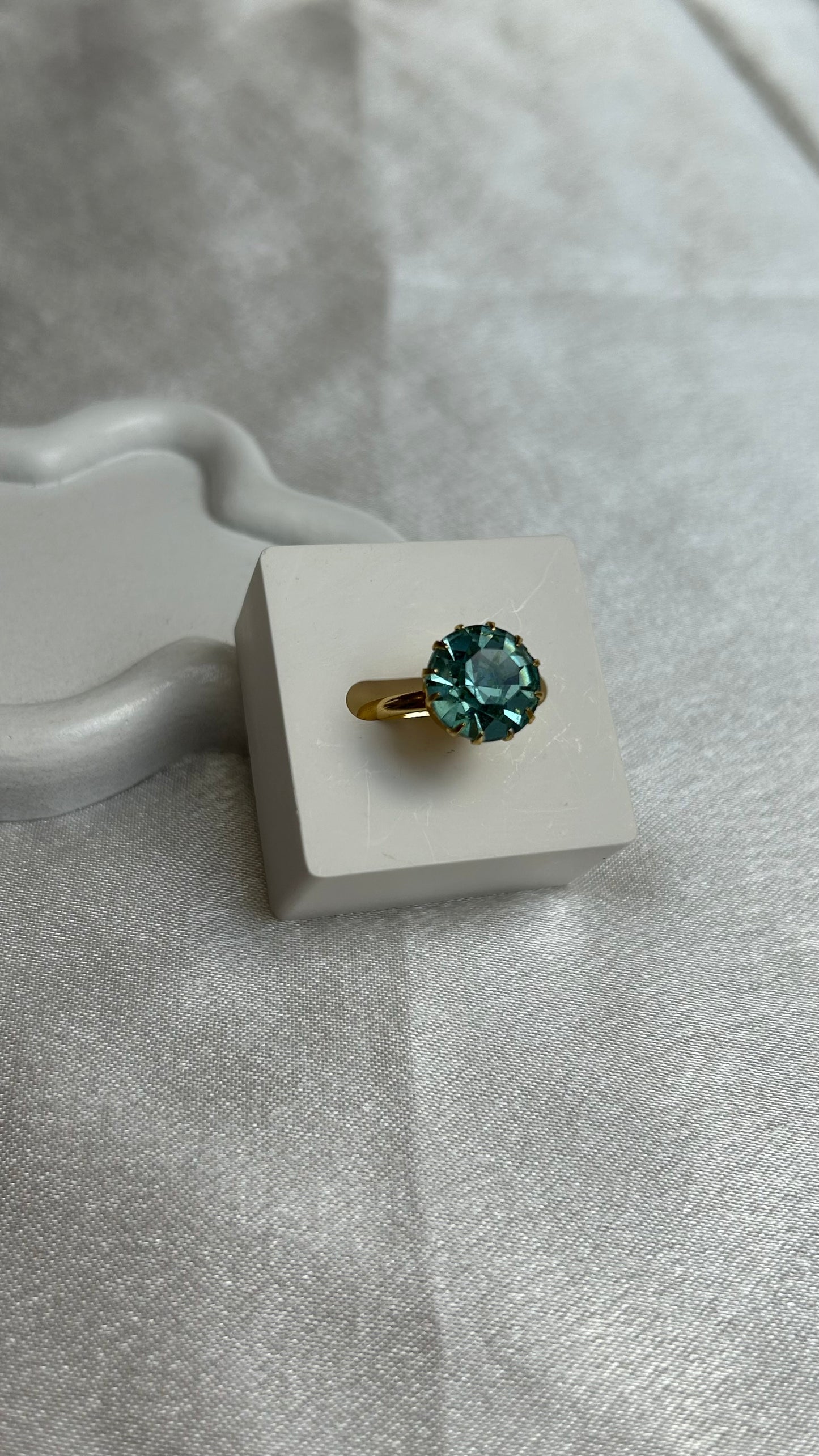 Bague doré et gros strass rouge ajustable