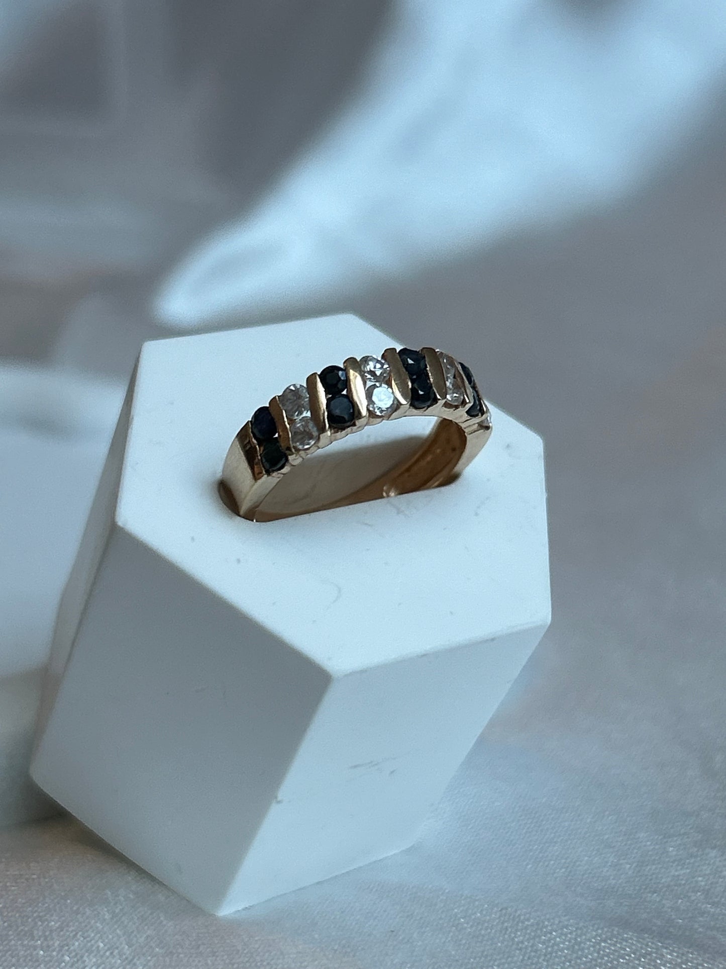 Bague en plaqué or taille 51 et pierre bleu nuit et transparente