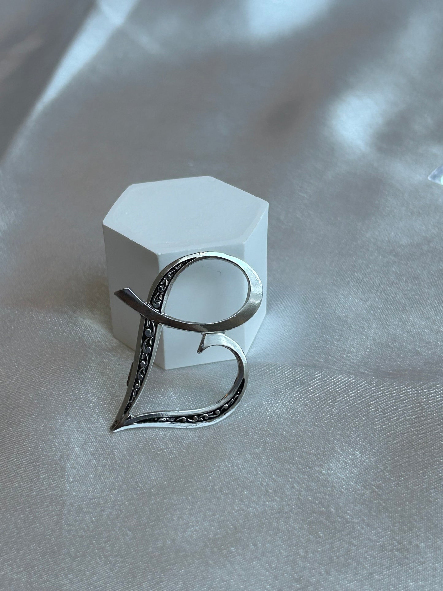 Broche vintage argenté lettre « B »
