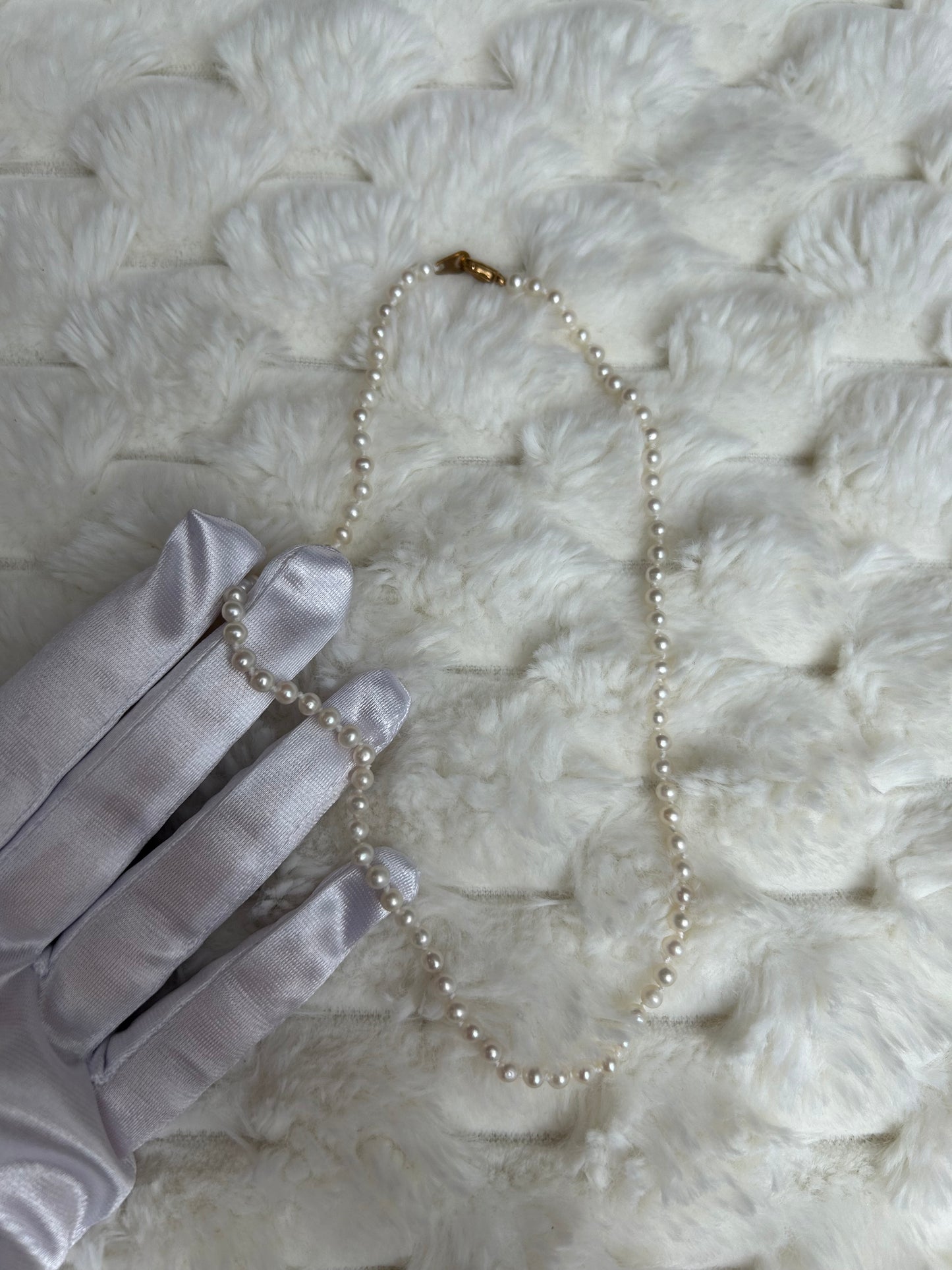 Splendide collier vintage à perle et fermoir doré fantaisie