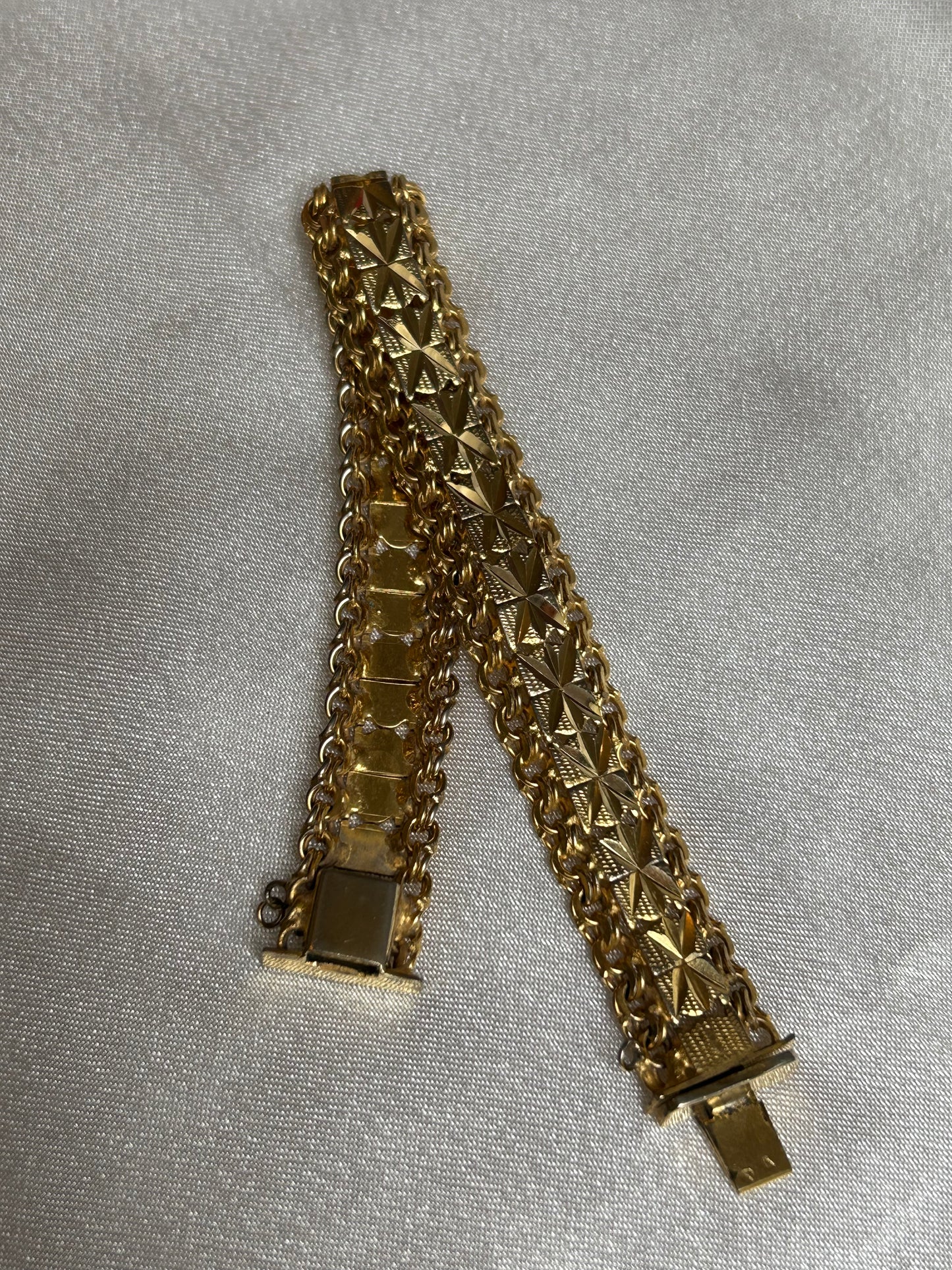 Bracelet vintage plaqué or femme ciselé