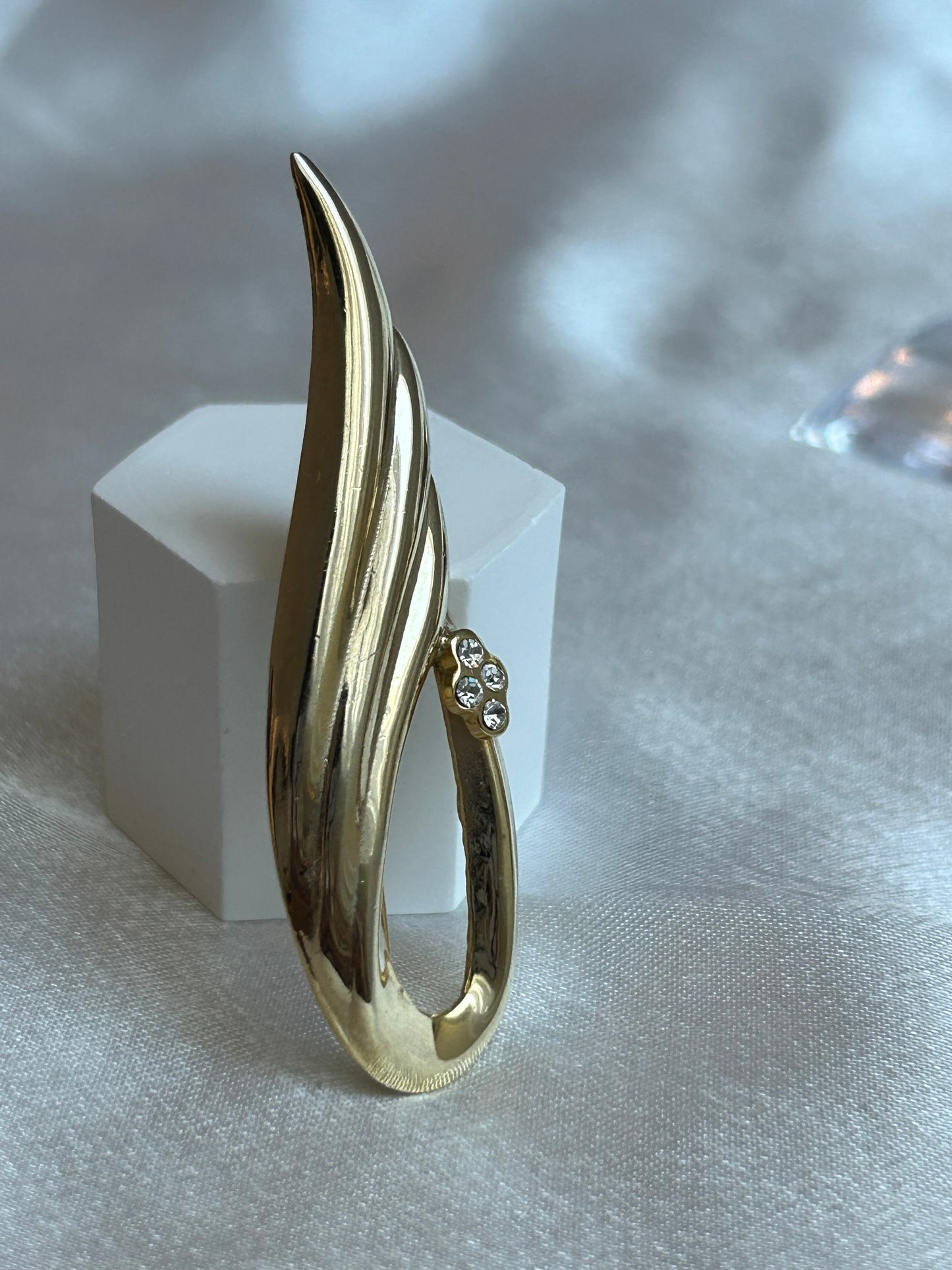 Broche vintage doré à strass goutte