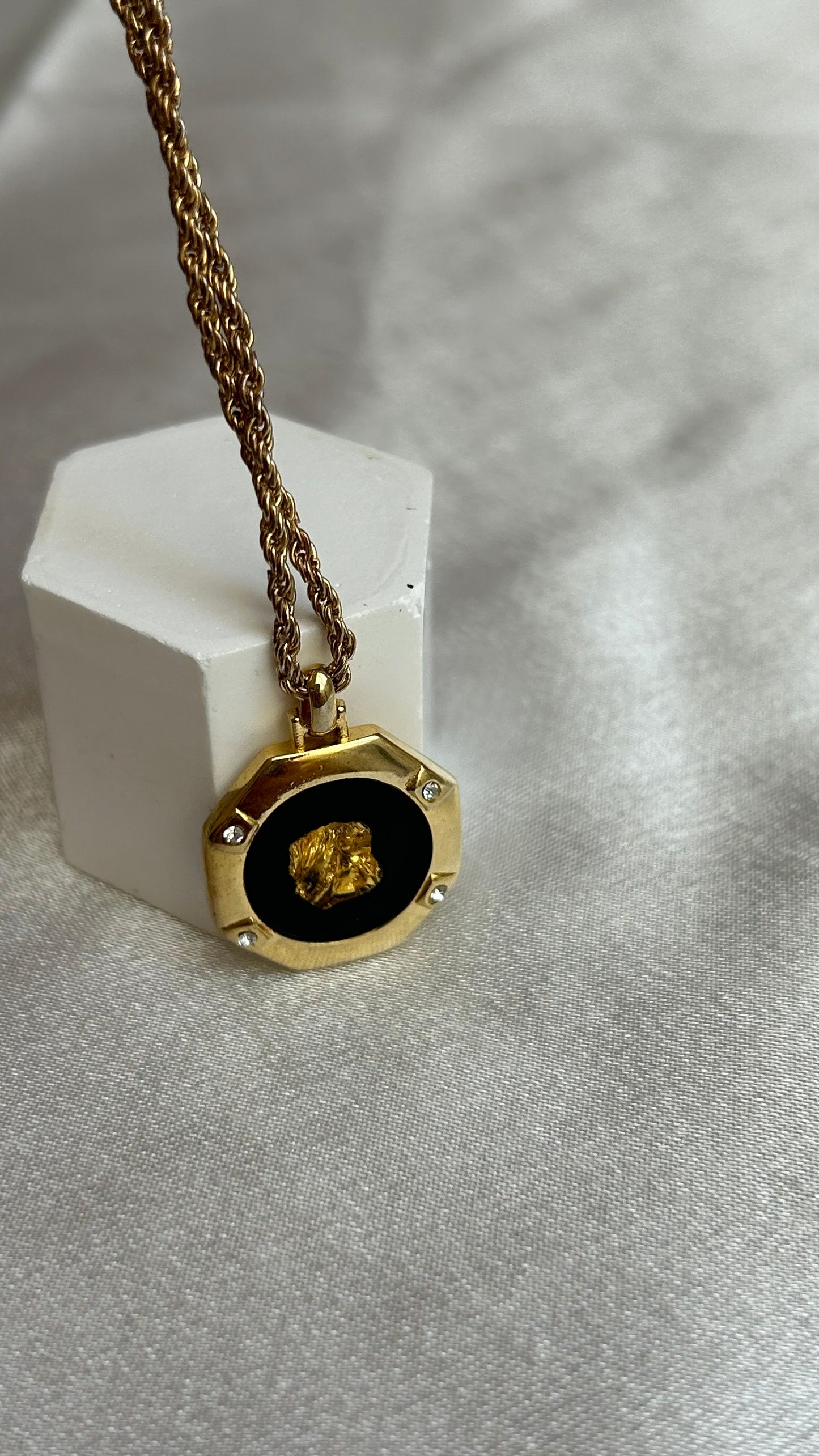 Pendentif vintage feuille d’or plaqué or