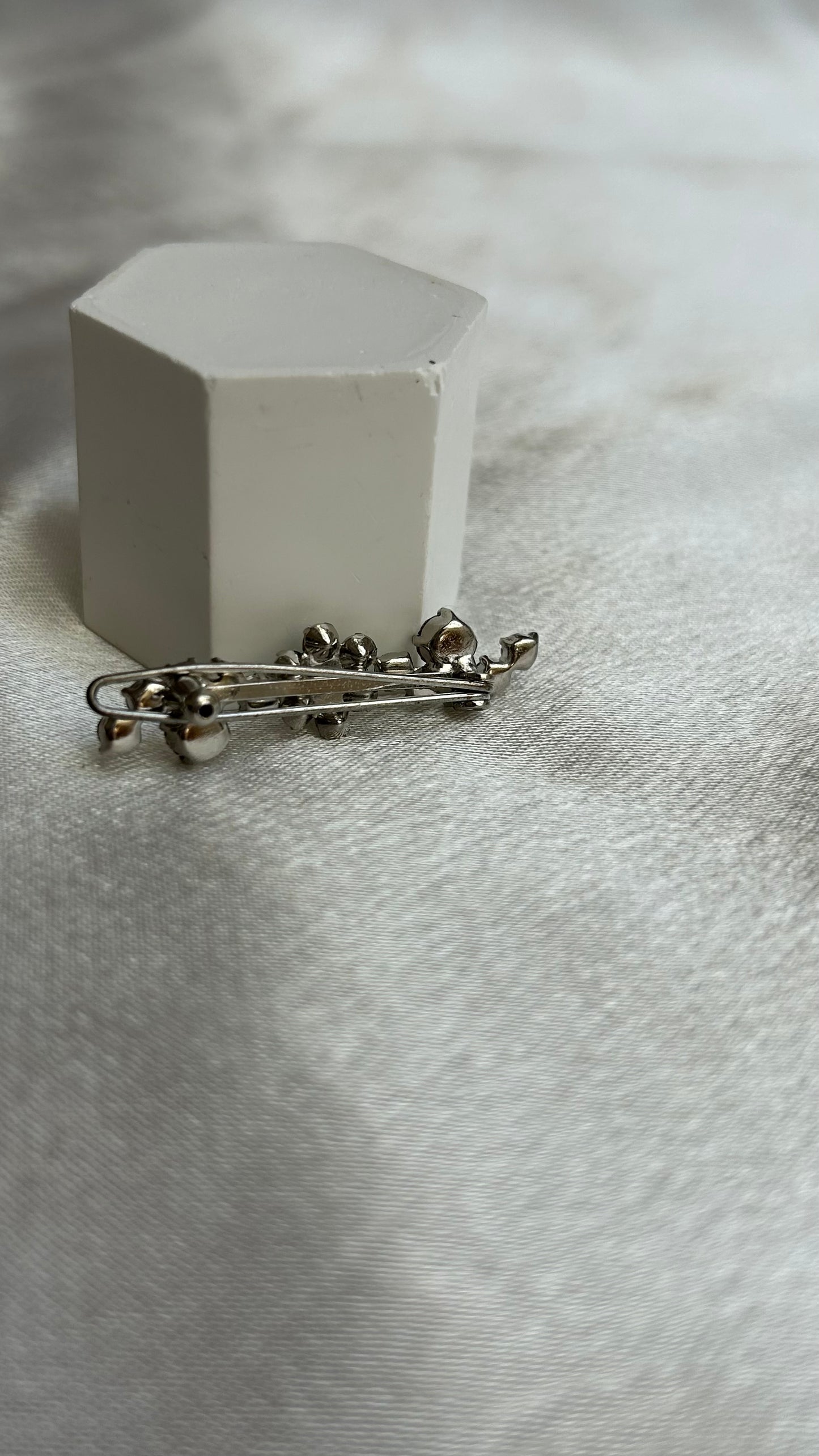 Broche vintage argenté et strass fleur