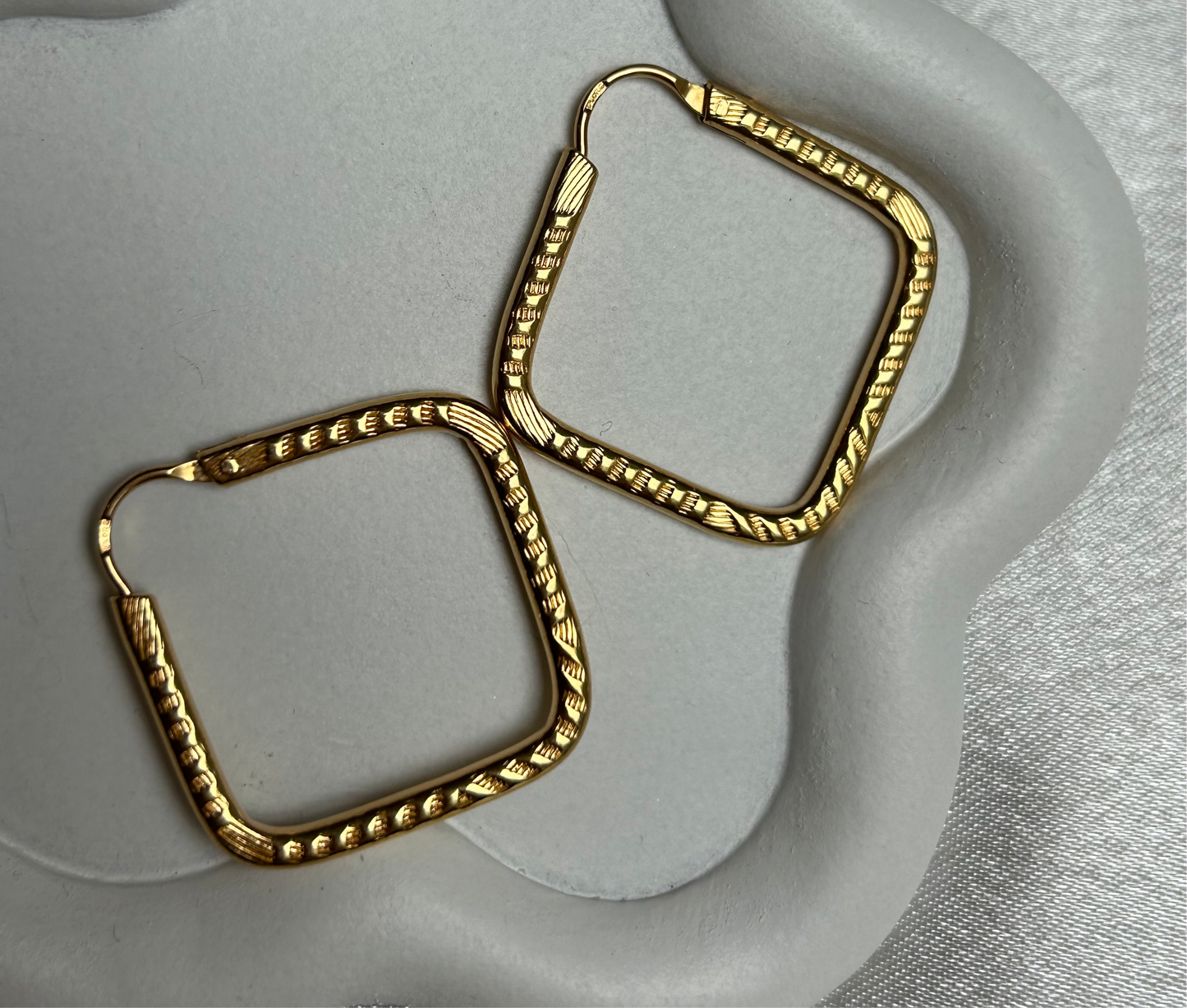 Boucle d’oreille style créoles losange en plaqué or