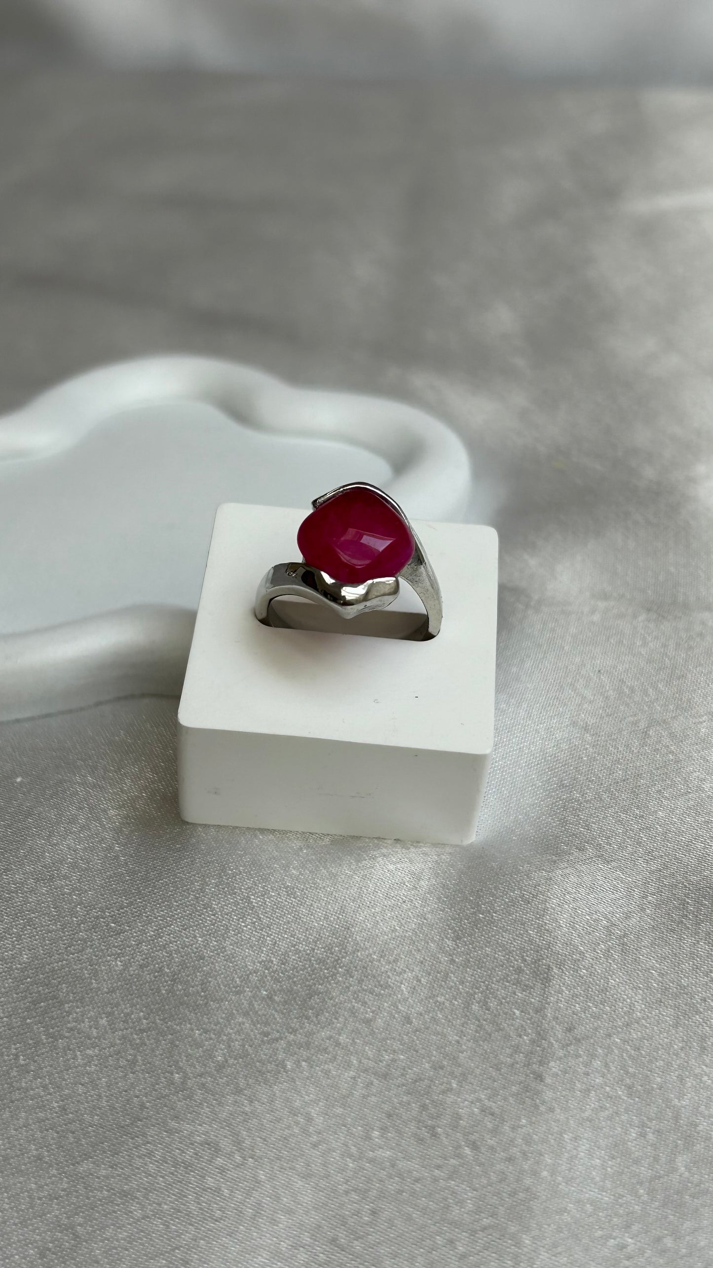Bague vintage argenté et pierre rose fuseau taille 59