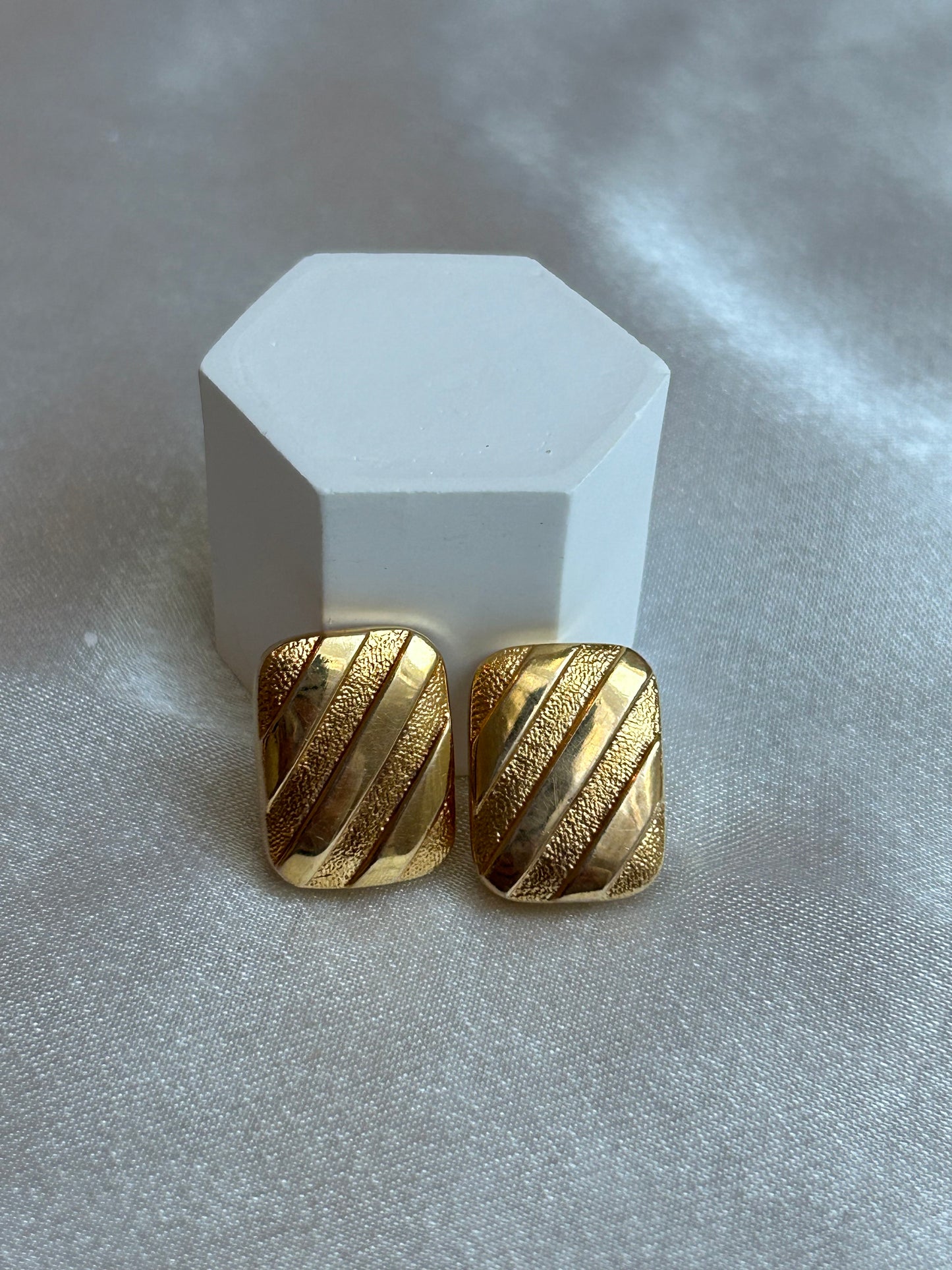 Puces d’oreilles en plaqué or modèle rectangle