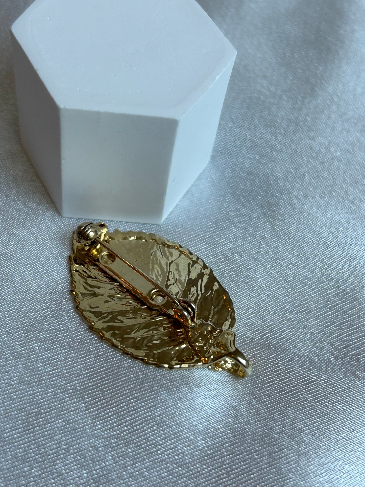 Broche vintage feuille dorée femme