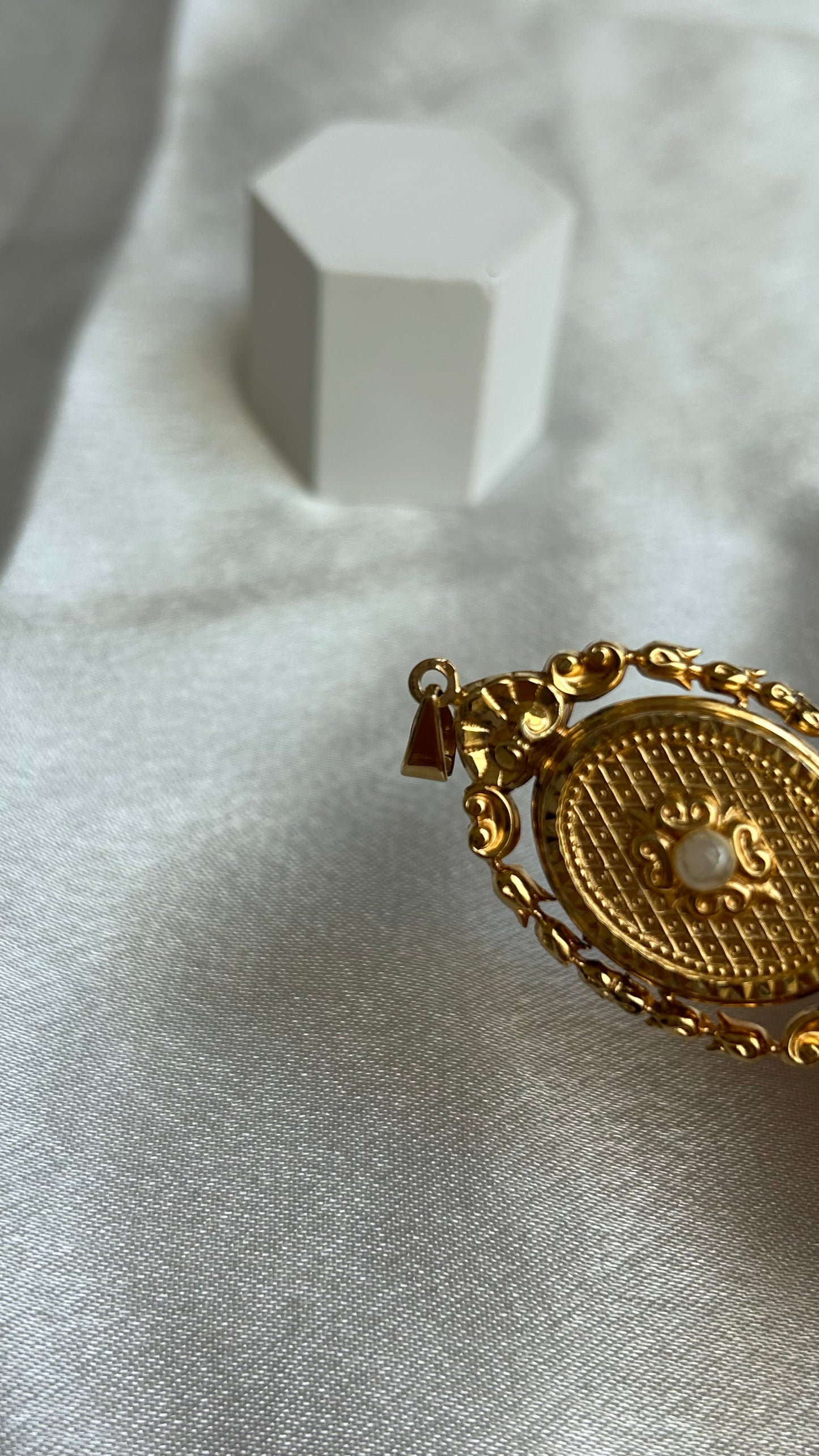 Pendentif vintage en plaqué or art déco