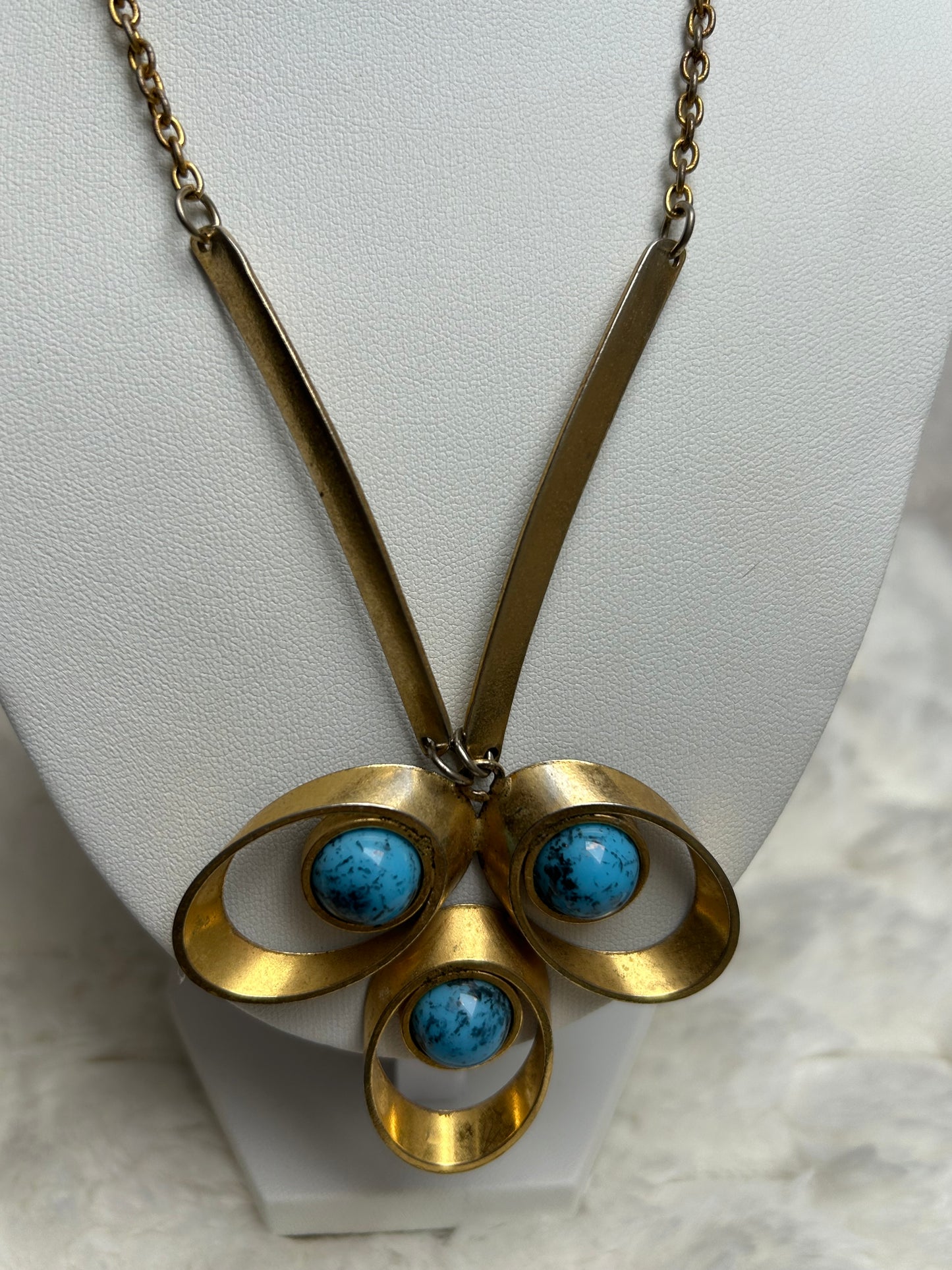 Jolie collier vintage fantaisie doré et pierre turquoise