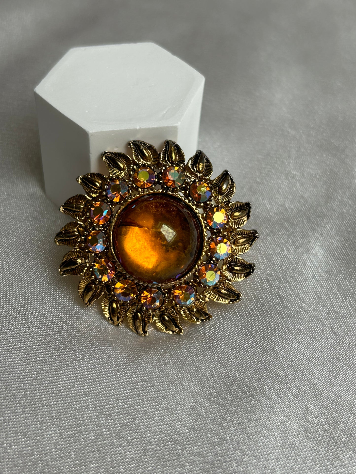 Broche vintage doré et strass style soleil fleur