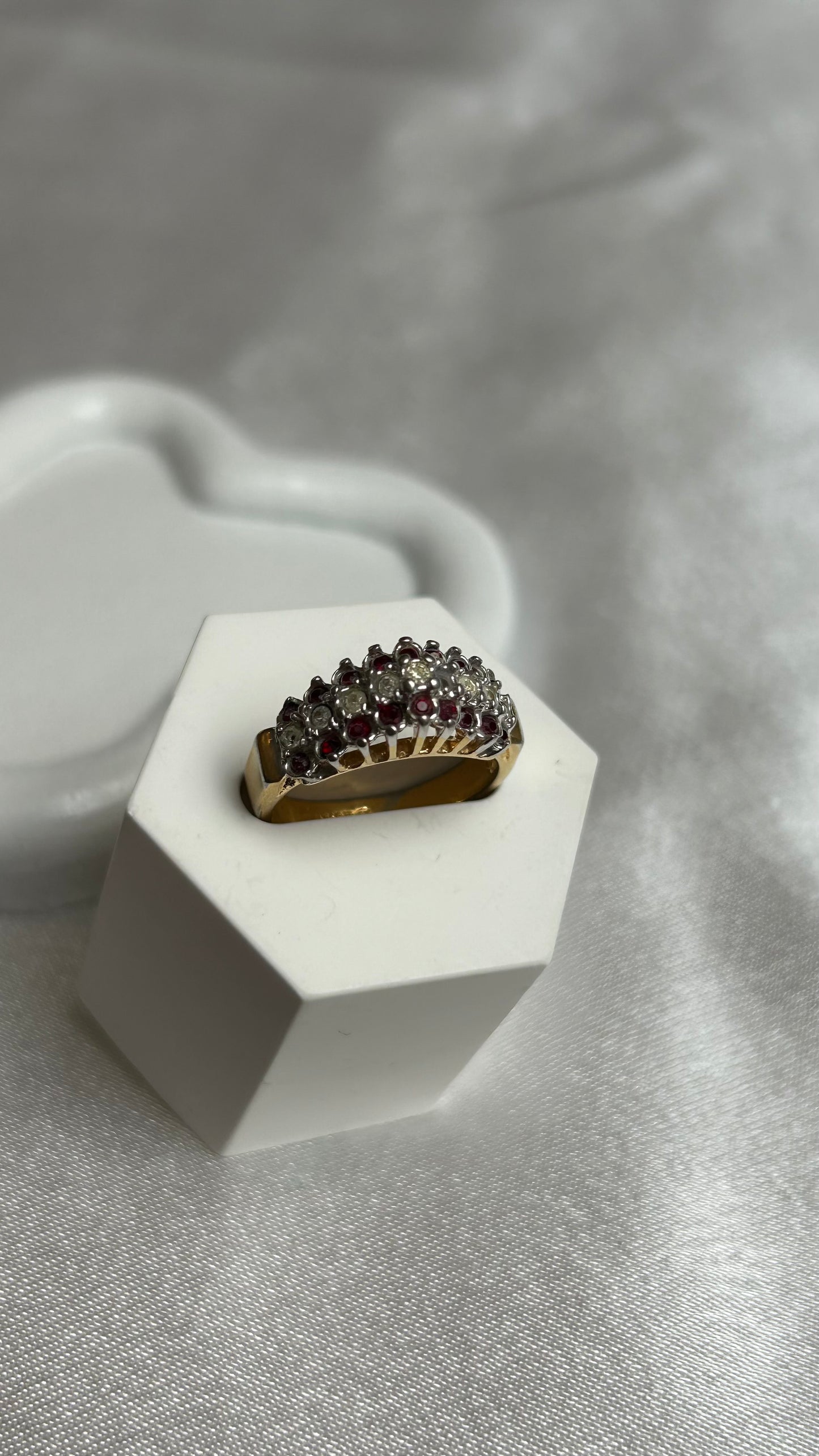 Bague vintage plaqué or et strass rouges et transparents taille 52