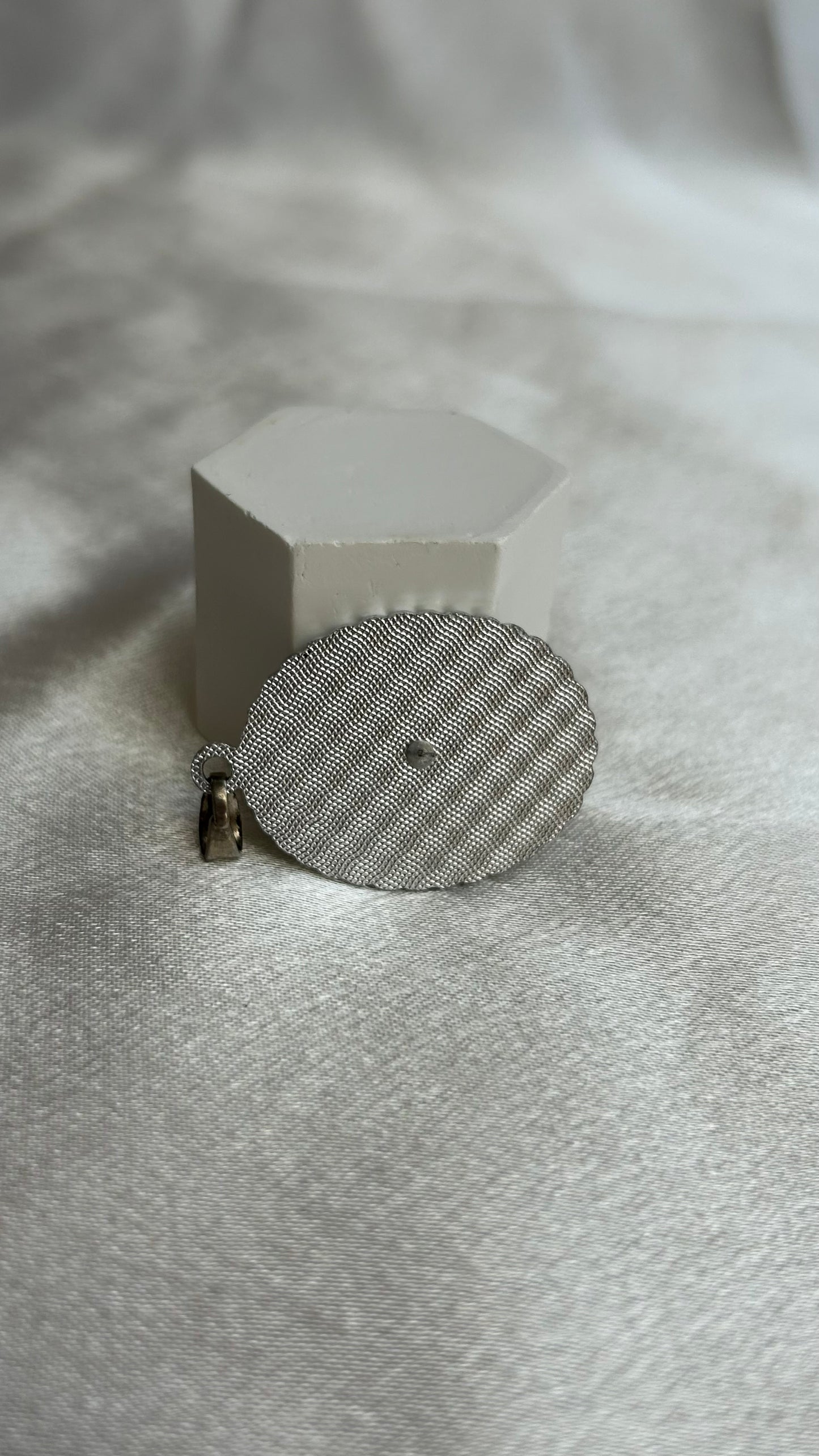 Pendentif vintage argenté fleur