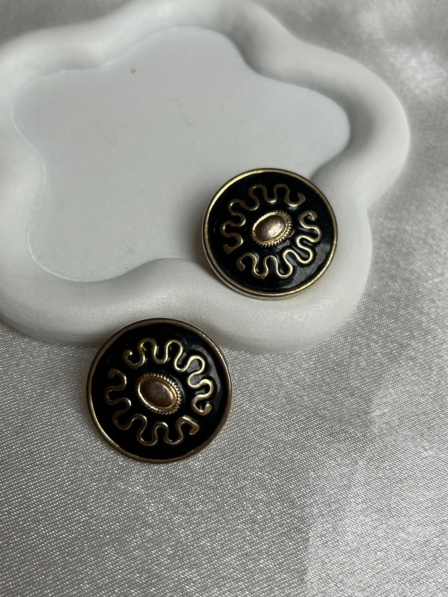 Boucles d’oreilles à pins vintage noir motif doré