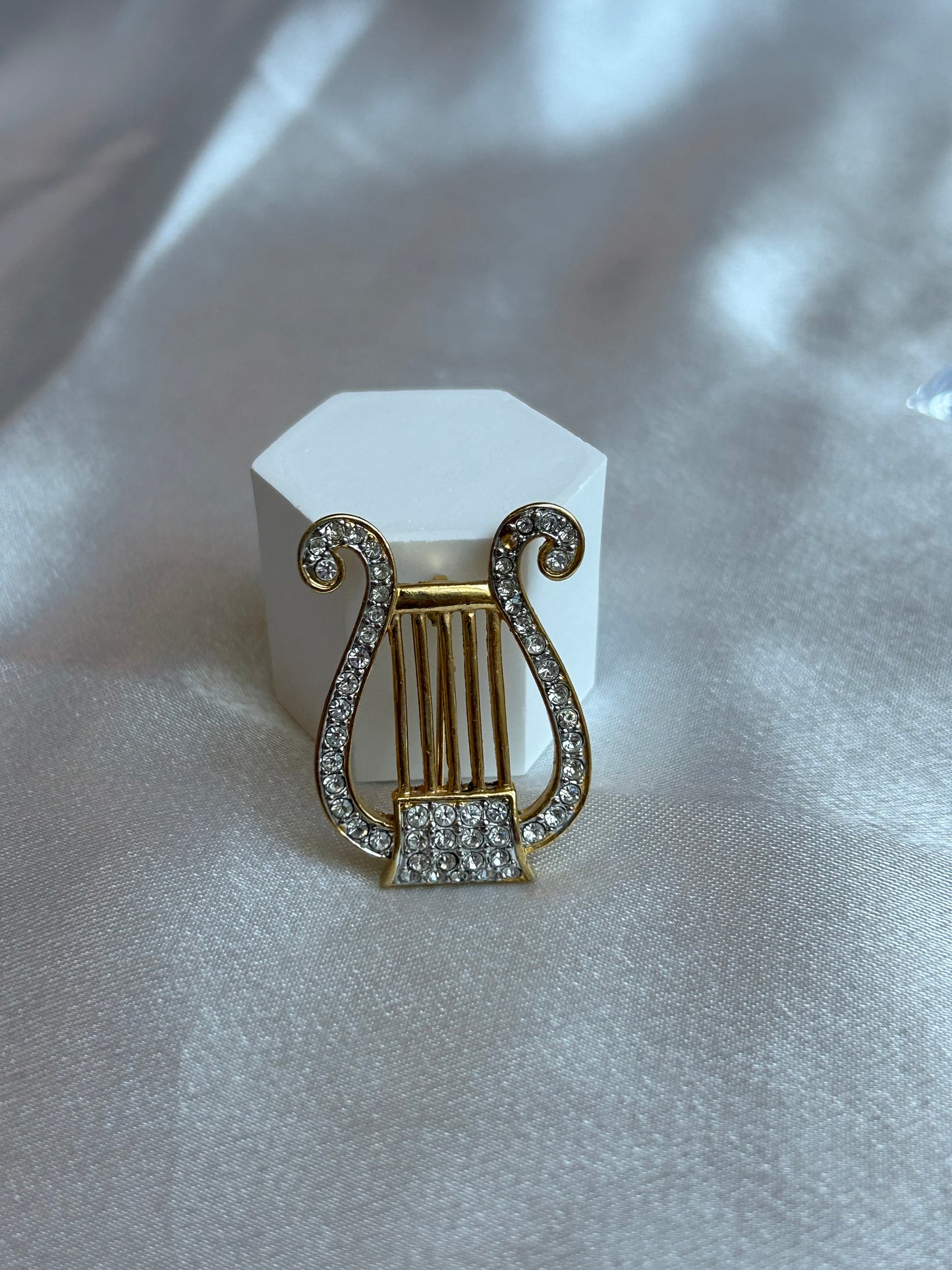 Broche vintage atypique note de musique et strass