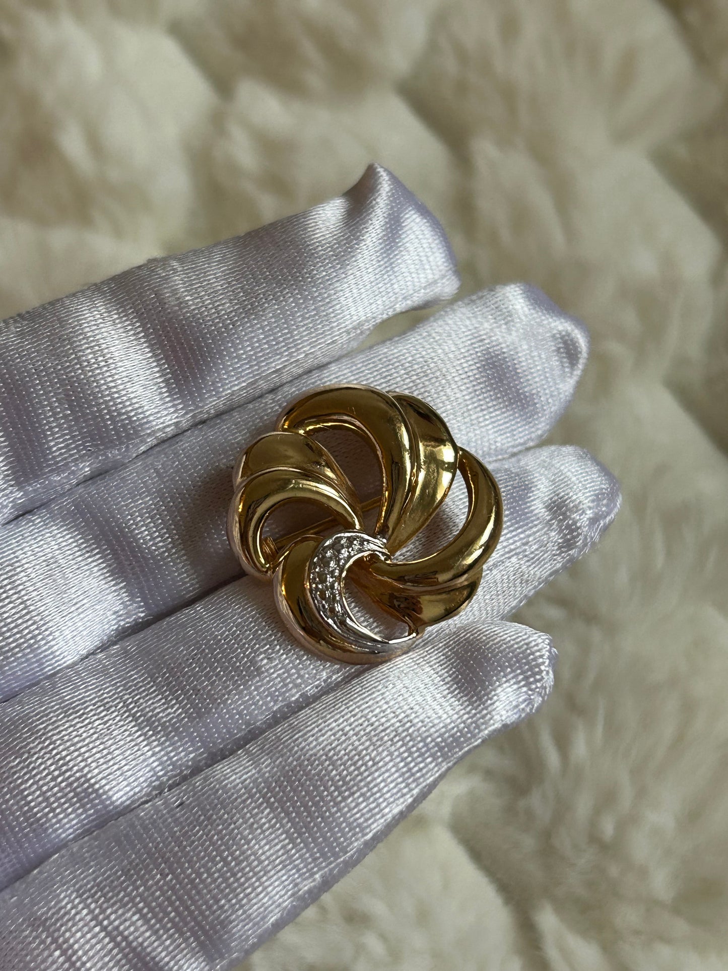 Broche plaqué or bicolore fleur