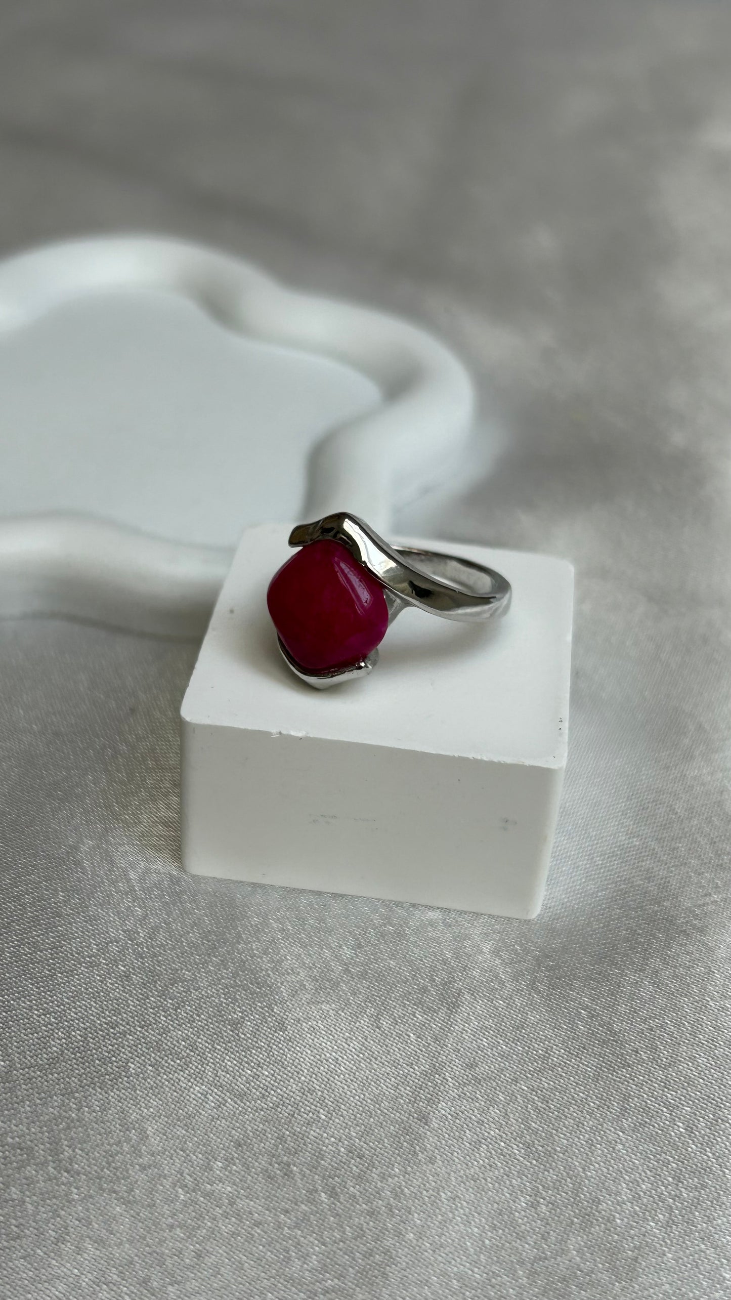 Bague vintage argenté et pierre rose fuseau taille 59