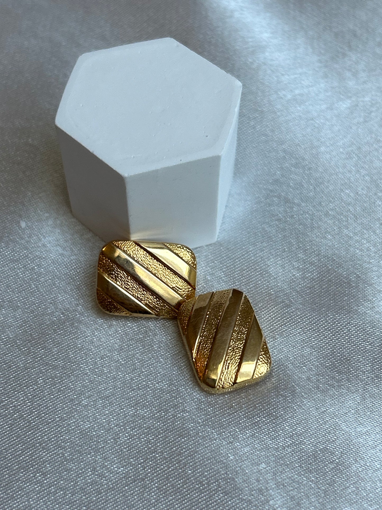 Puces d’oreilles en plaqué or modèle rectangle