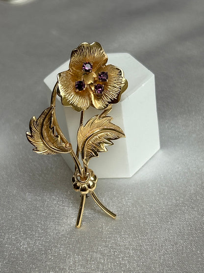 Broche doré en plaqué or modèle fleur et strass violets