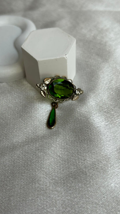 Broche pendante argenté et pierre verte