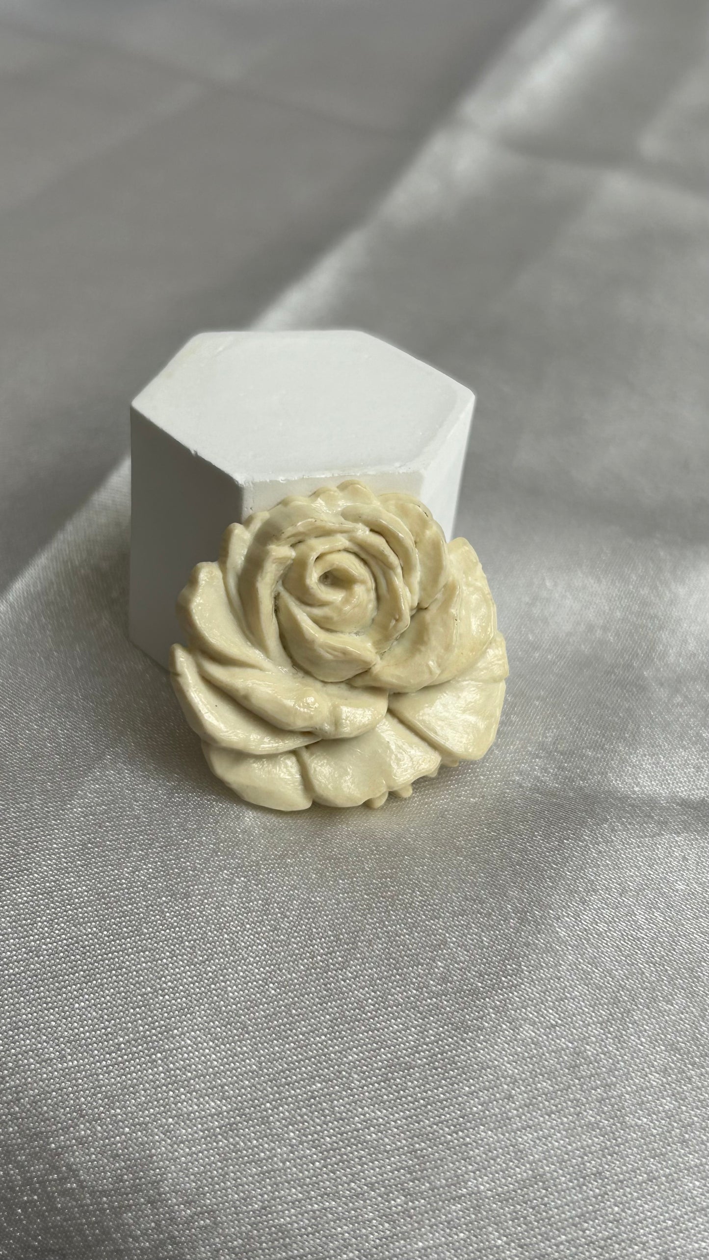 Broche vintage style Chanel rose blanche