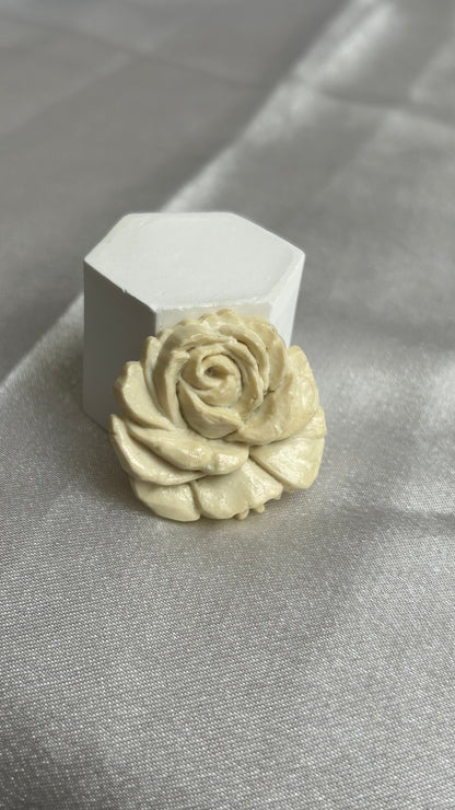 Broche vintage style Chanel rose blanche
