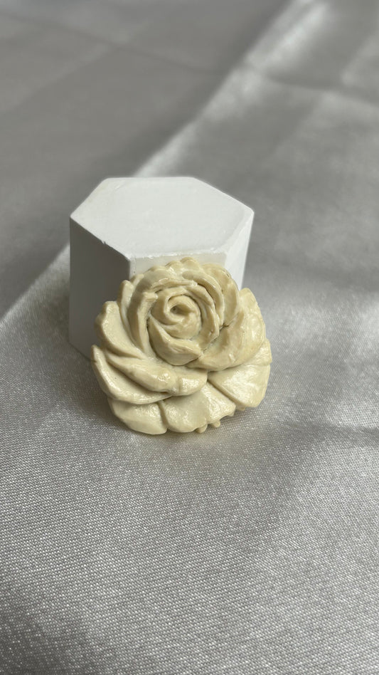 Broche vintage style Chanel rose blanche