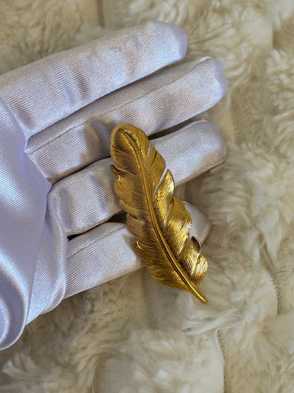 Splendide broche en plaqué or modèle feuille doré