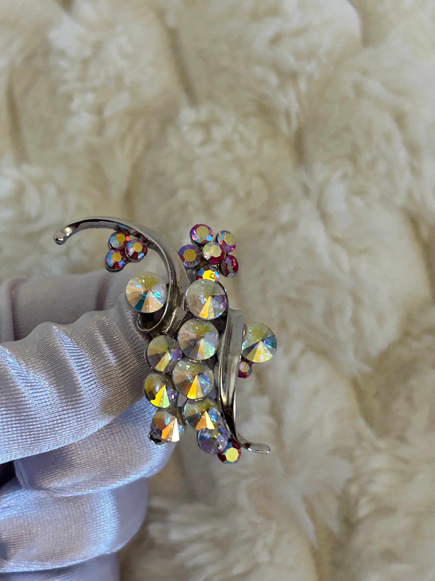 Splendide broche en fantaisie argenté et rose scintillantes