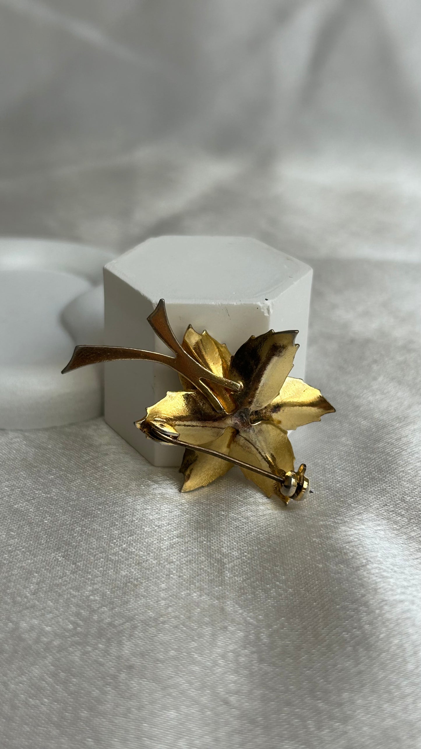 Broche vintage or de Tolède et perle