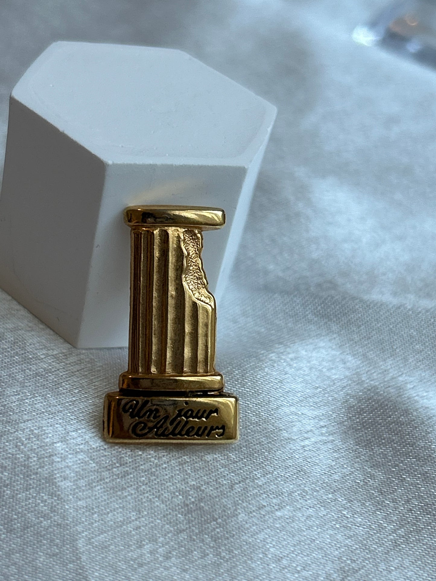 Broche vintage « un jours ailleurs » doré femme
