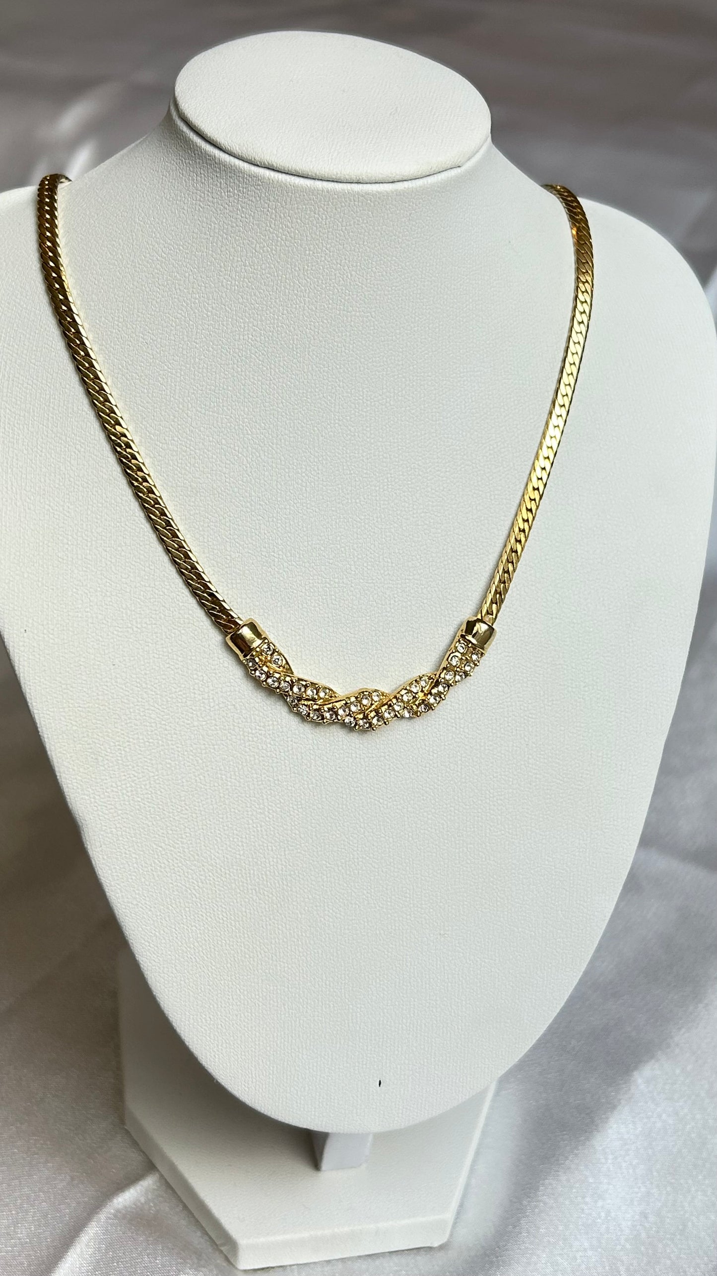 Collier doré et strass vintage signé D