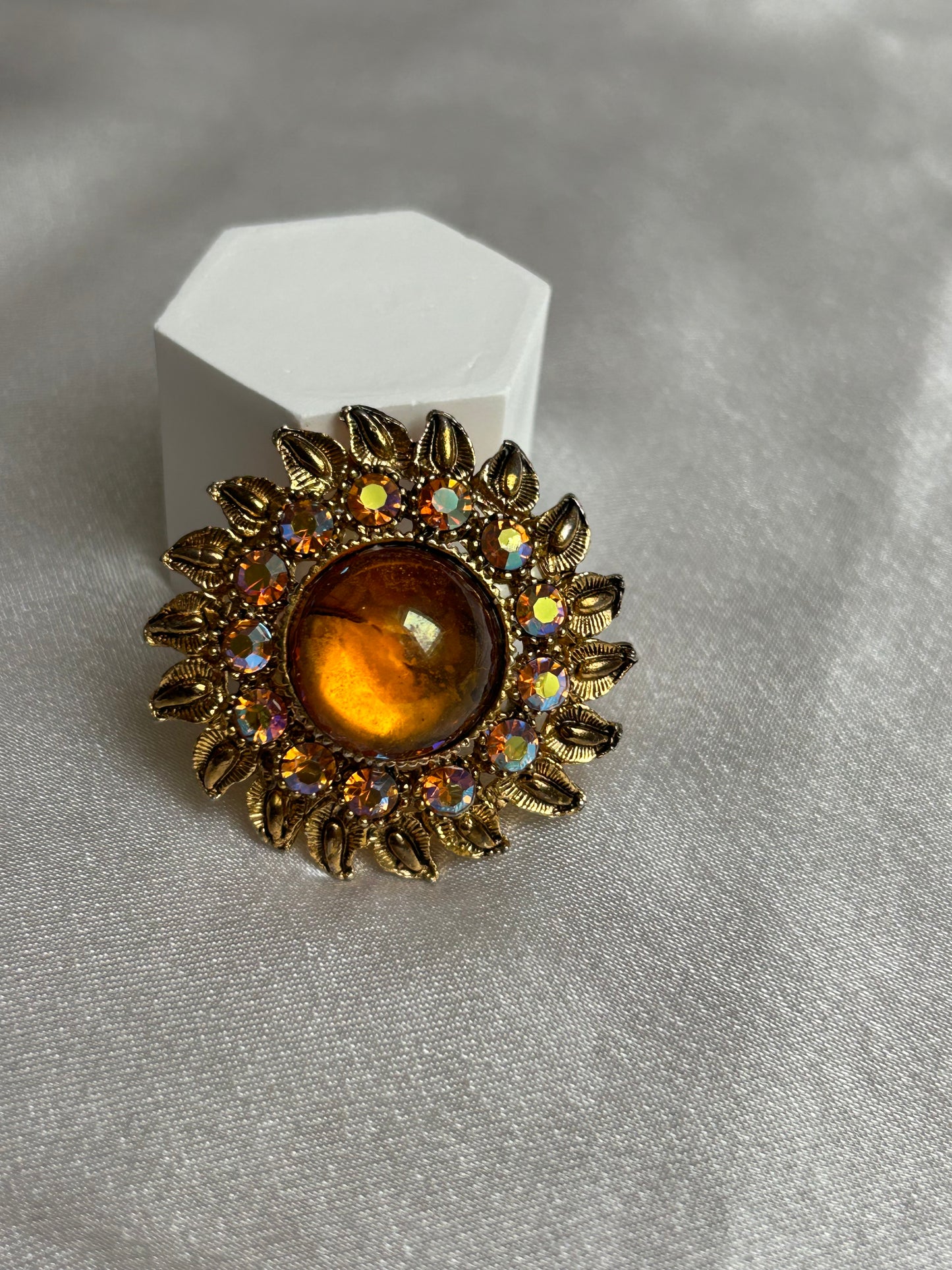 Broche vintage doré et strass style soleil fleur