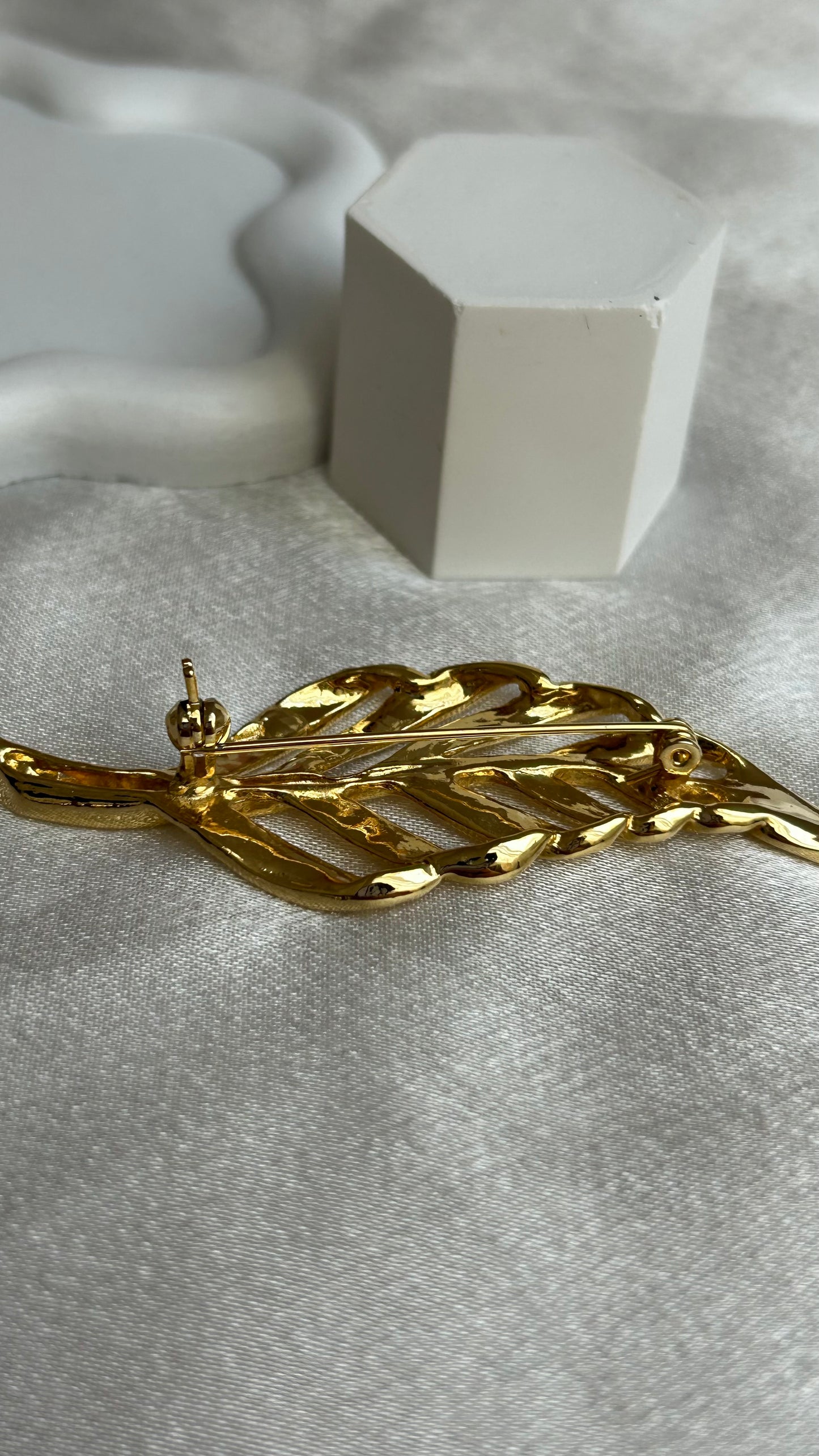 Broche vintage feuille et strass