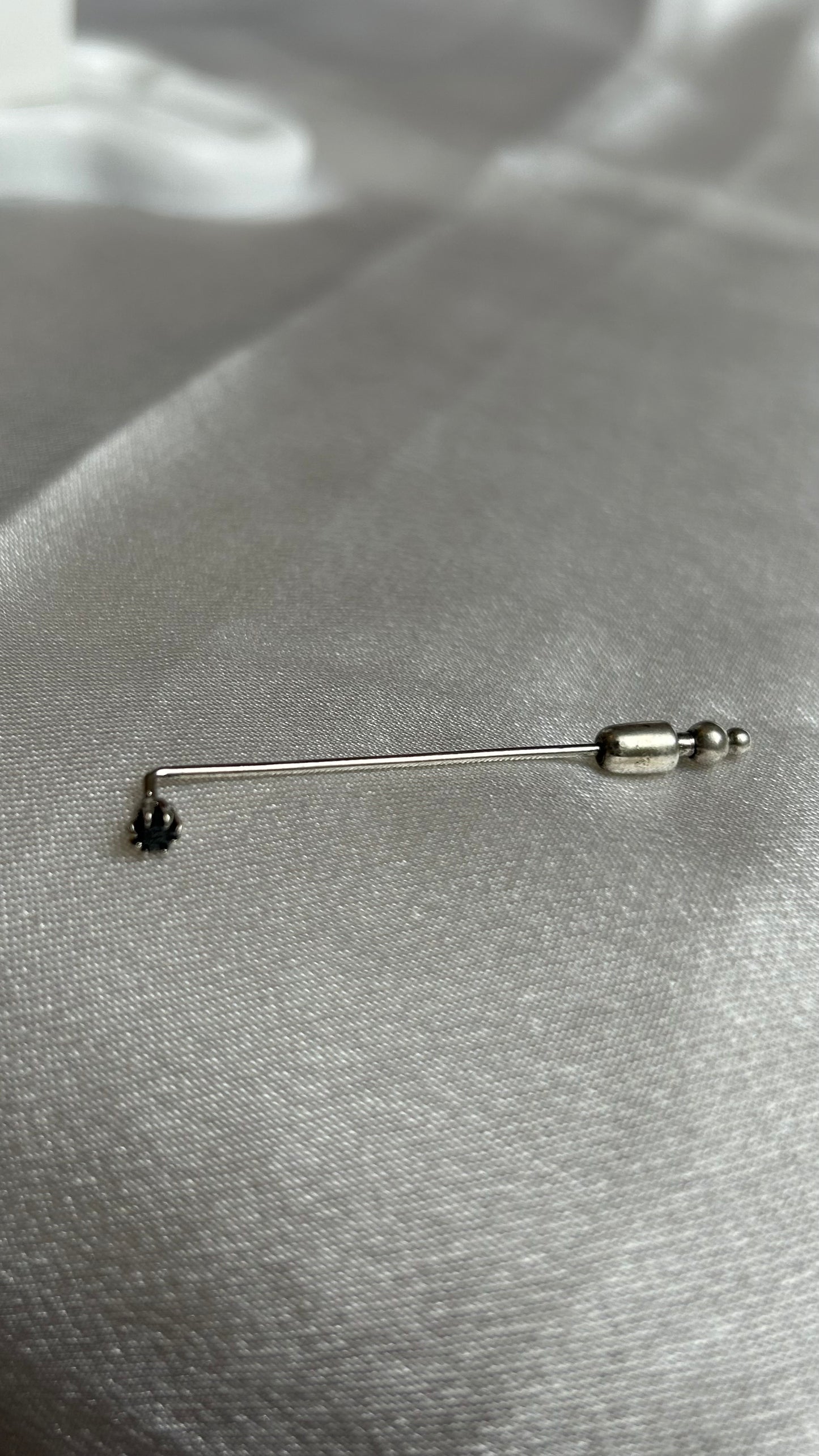 Broche vintage argenté refermable et pierre