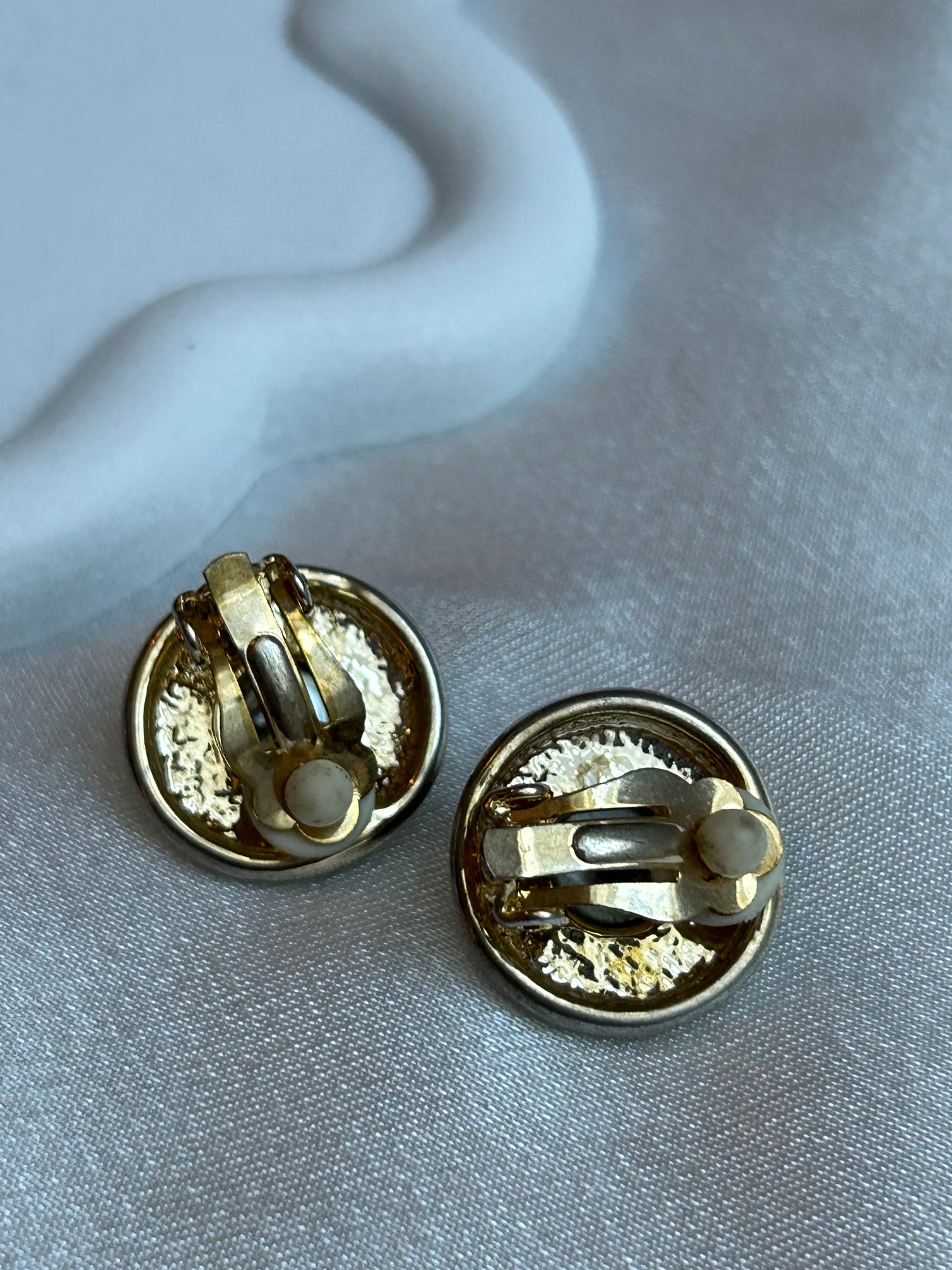 Boucles d’oreille à pins vintage doré et perle grise